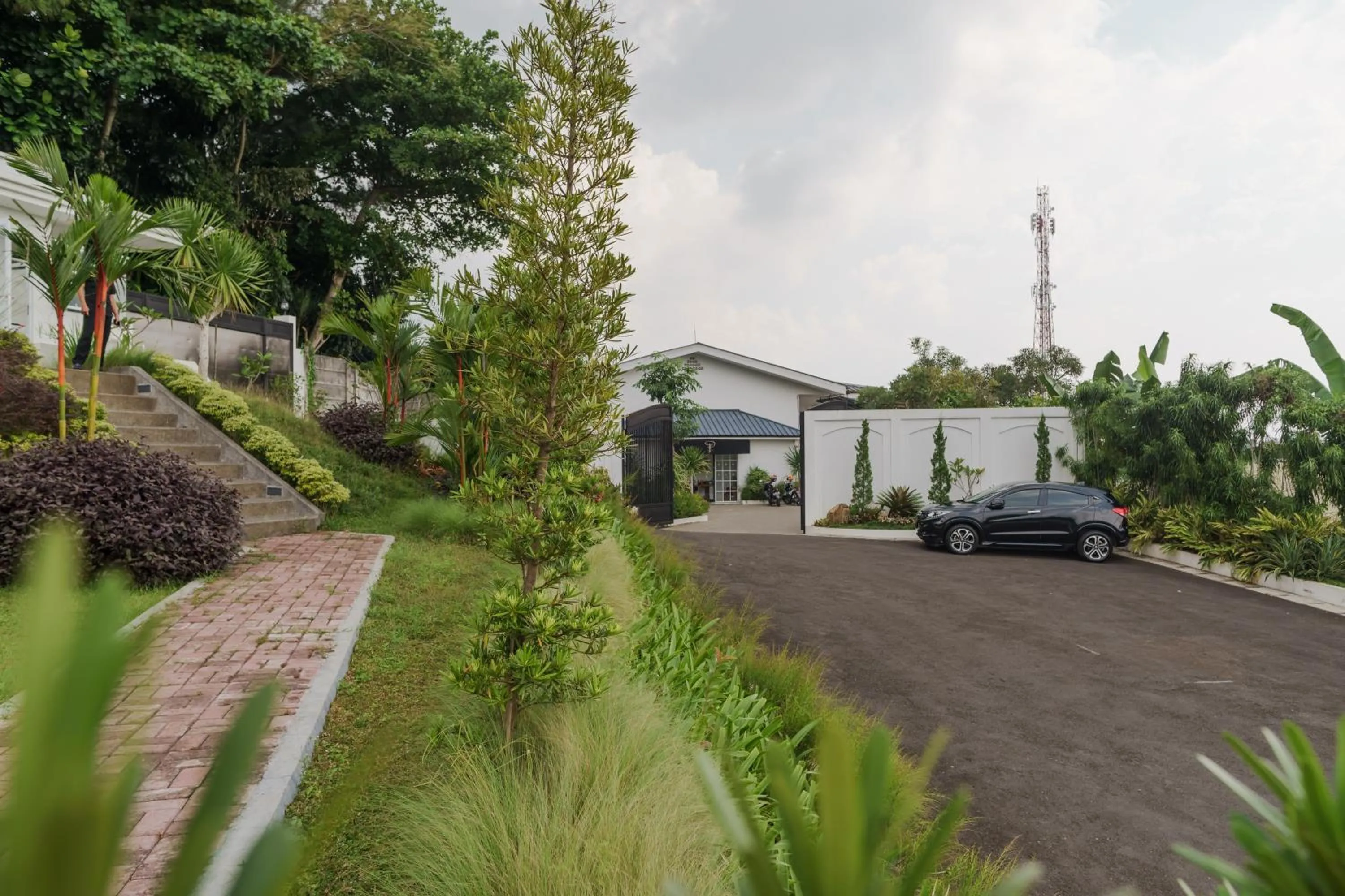 Property building in RedDoorz Plus near Exit Toll Puncak 2