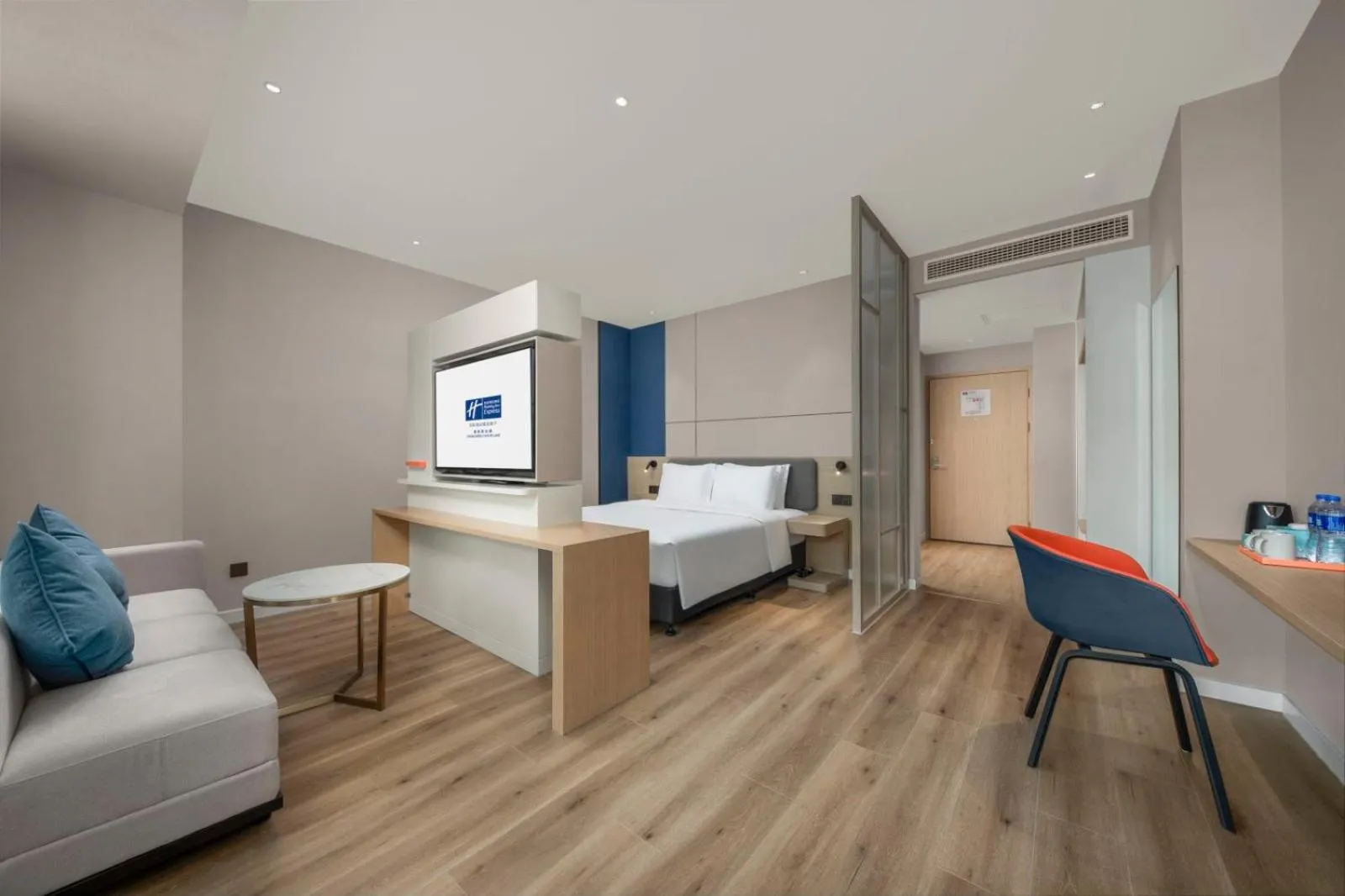 Photo of the whole room, Bed in Holiday Inn Express Chongqing Caiyun Lake by IHG