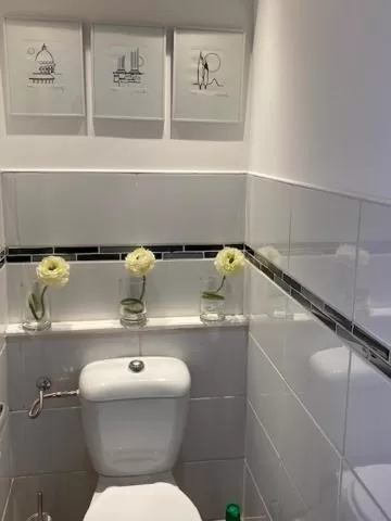 Toilet, Bathroom in Le Patio Père Pigne Guestroom