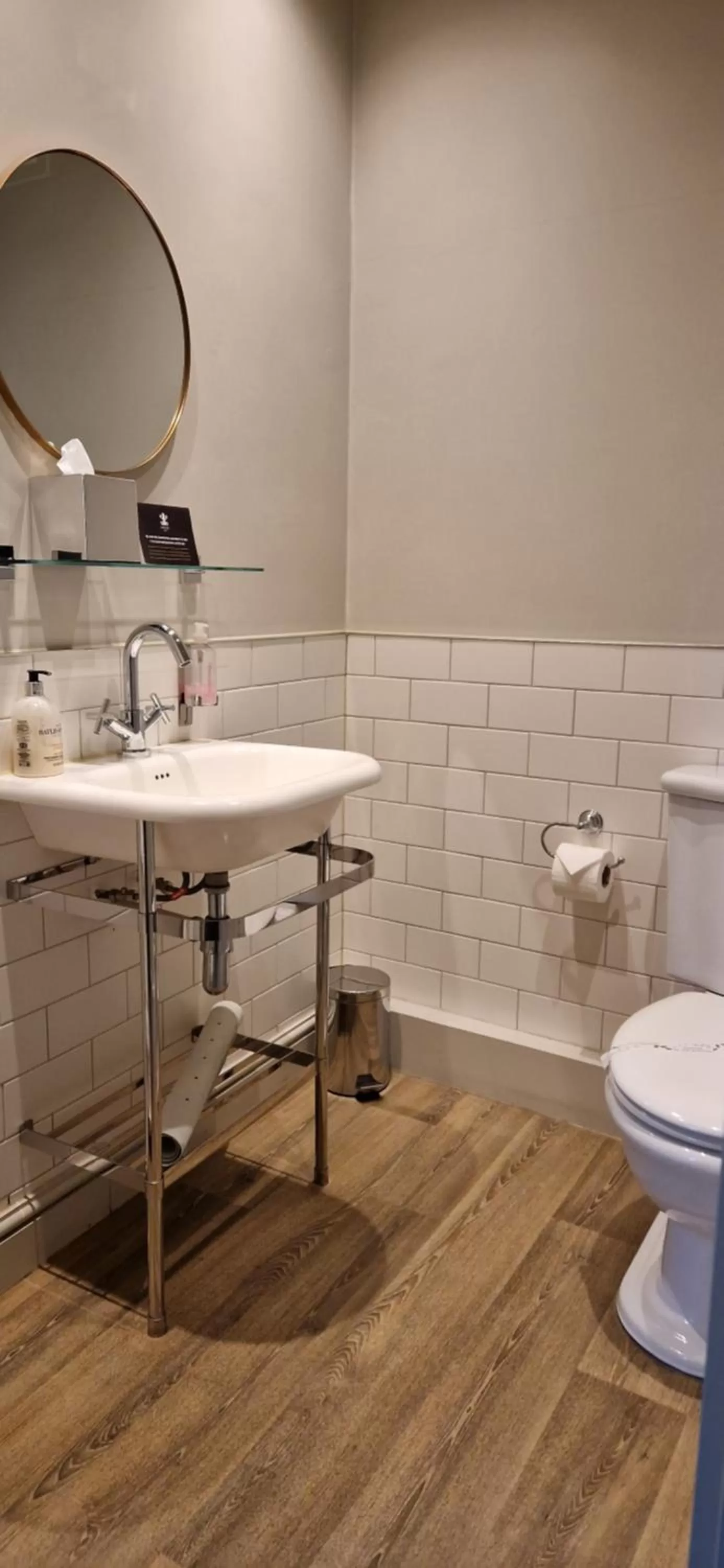 Toilet in The Cross-Keys Hotel