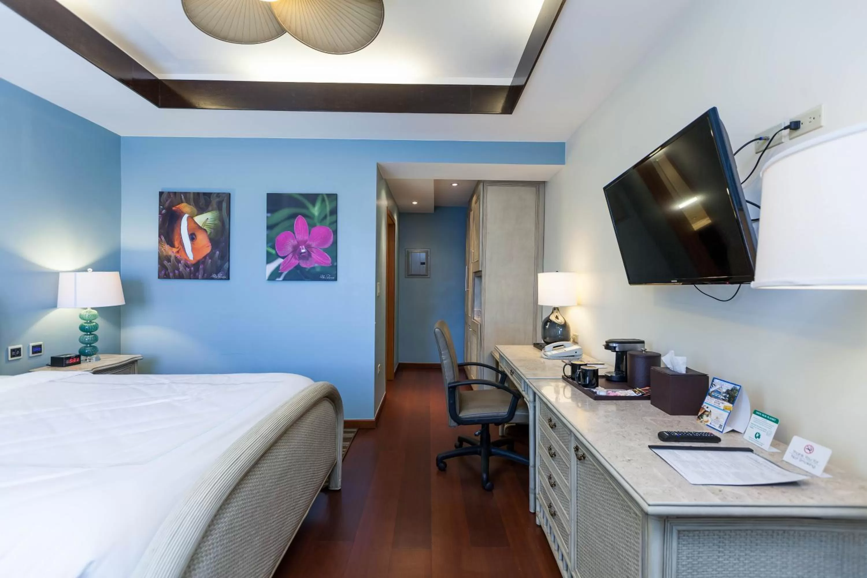 Surfrider Resort Hotel