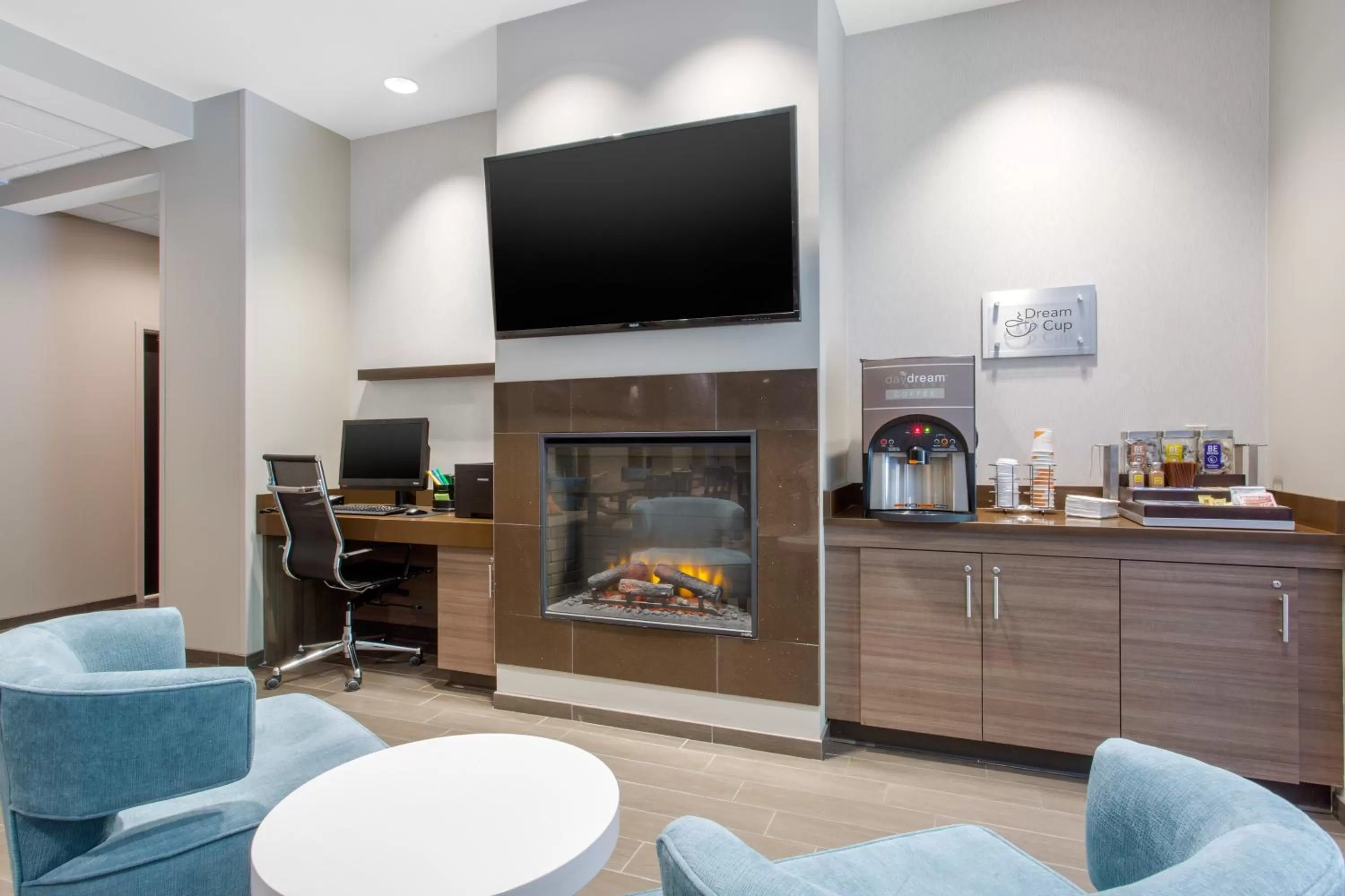 Communal lounge/ TV room in Sleep Inn & Suites Monroe - Woodbury