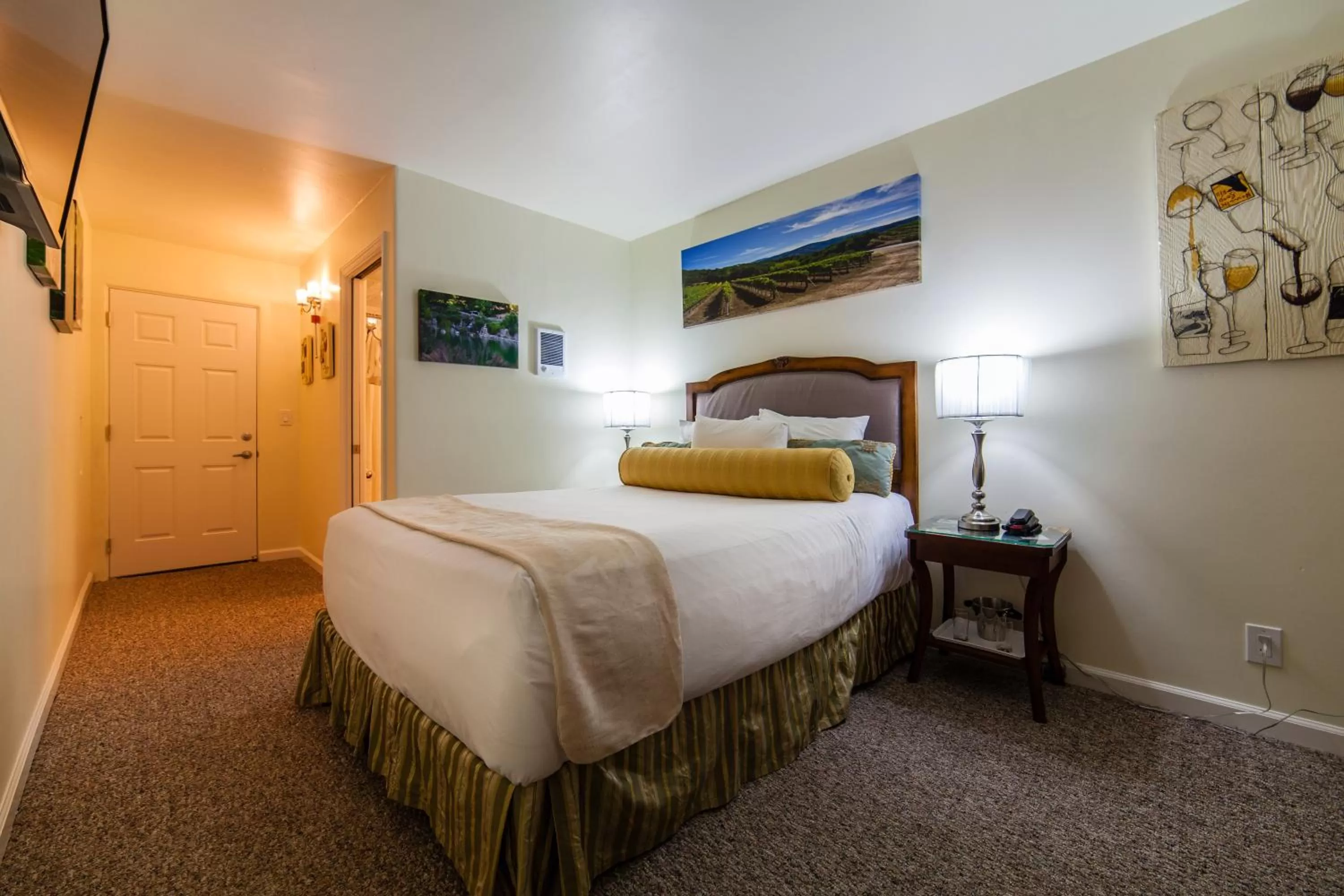 Photo of the whole room, Bed in The Vendange Carmel Inn & Suites