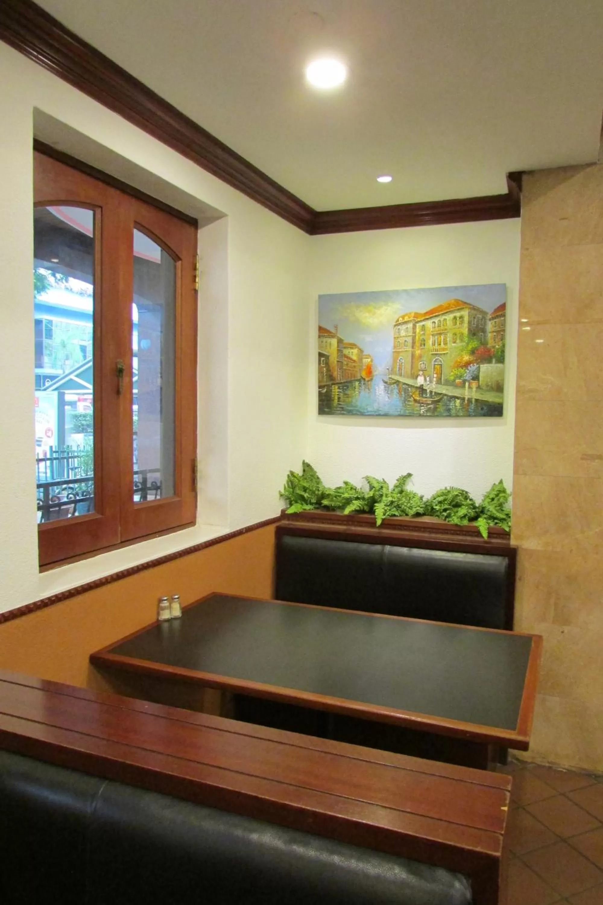 Restaurant/places to eat in Park View Hotel