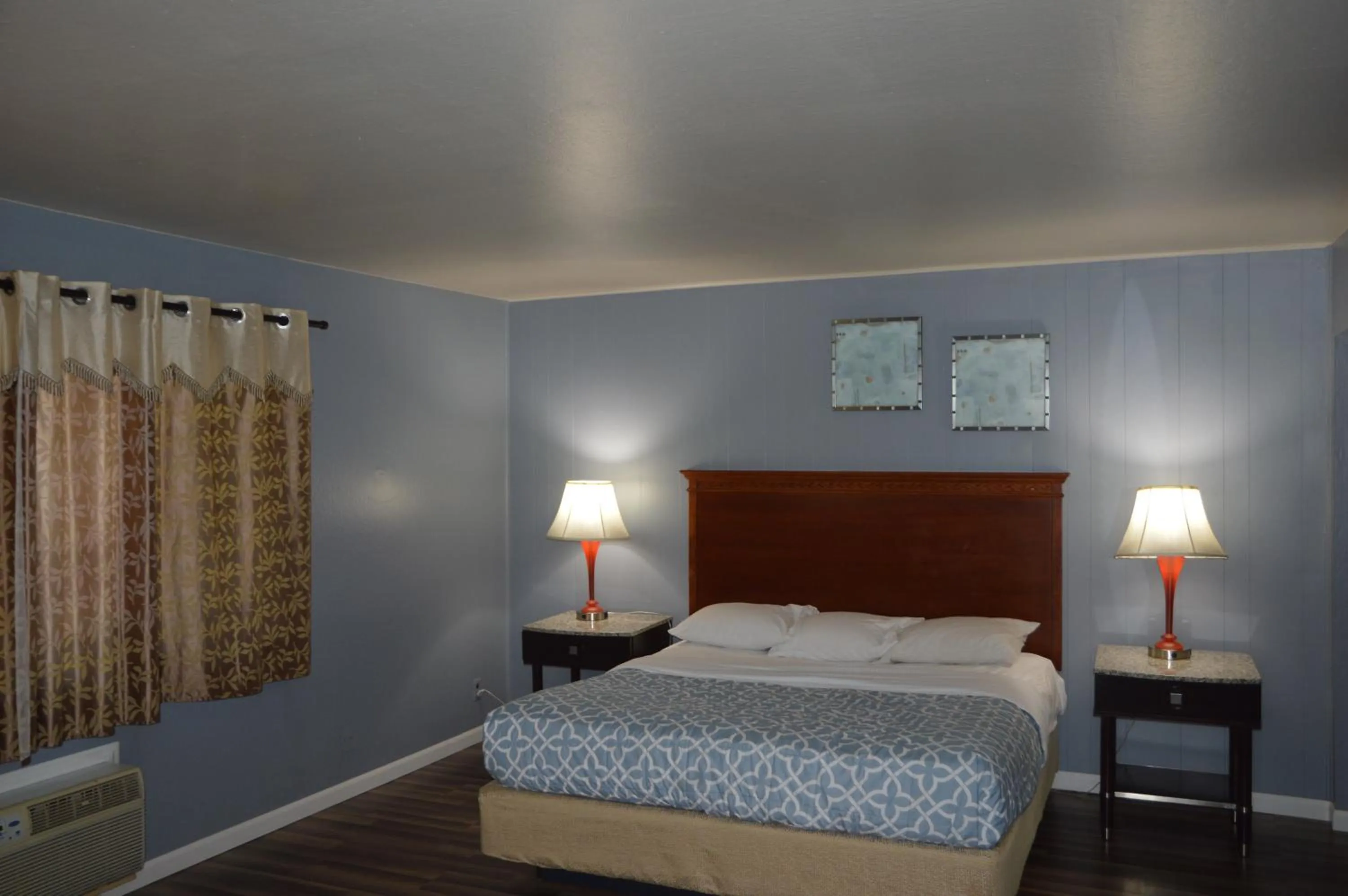 Bed in Glass Slipper Inn - Stanford Palo Alto