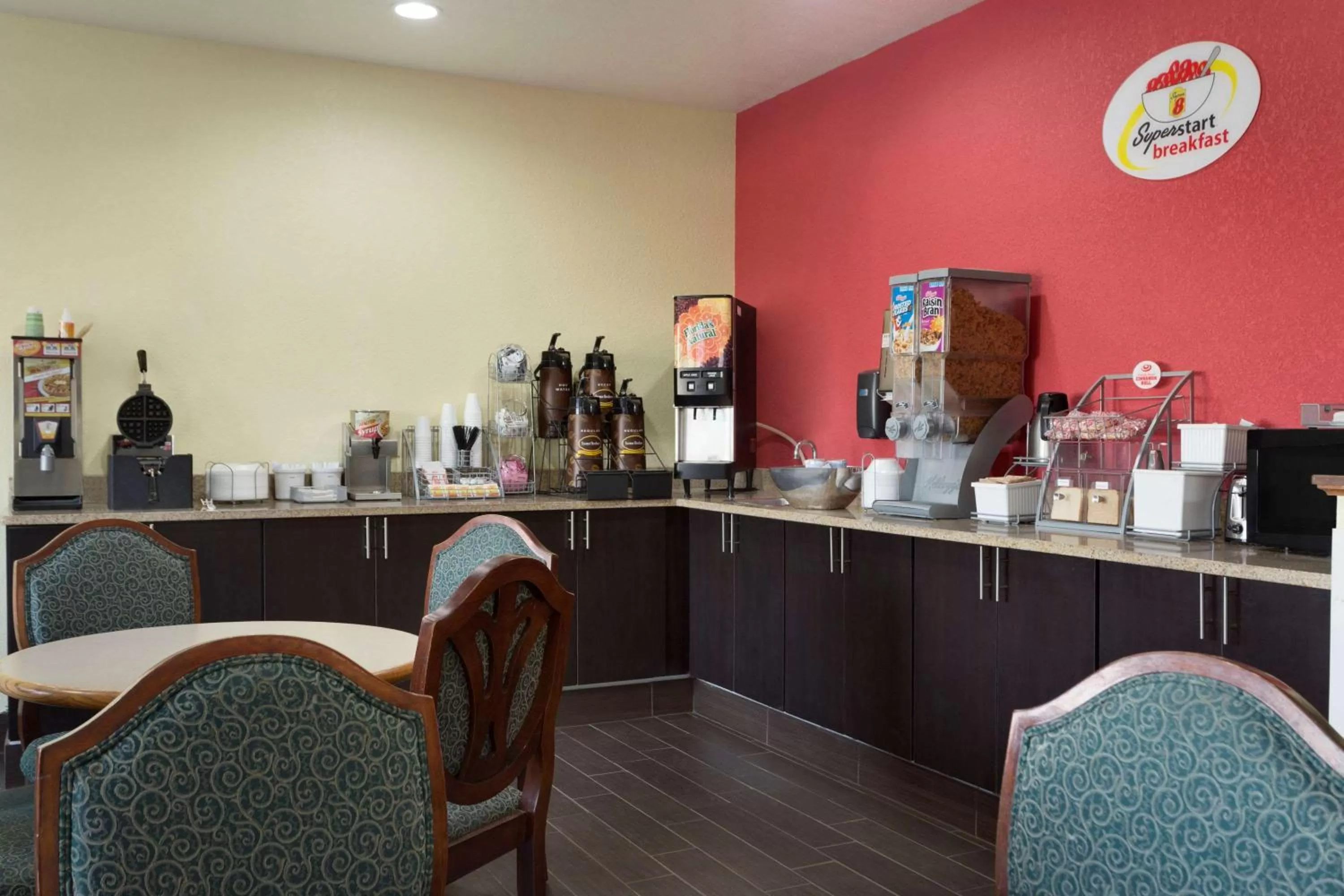 Dining area in Super 8 by Wyndham Lees Summit