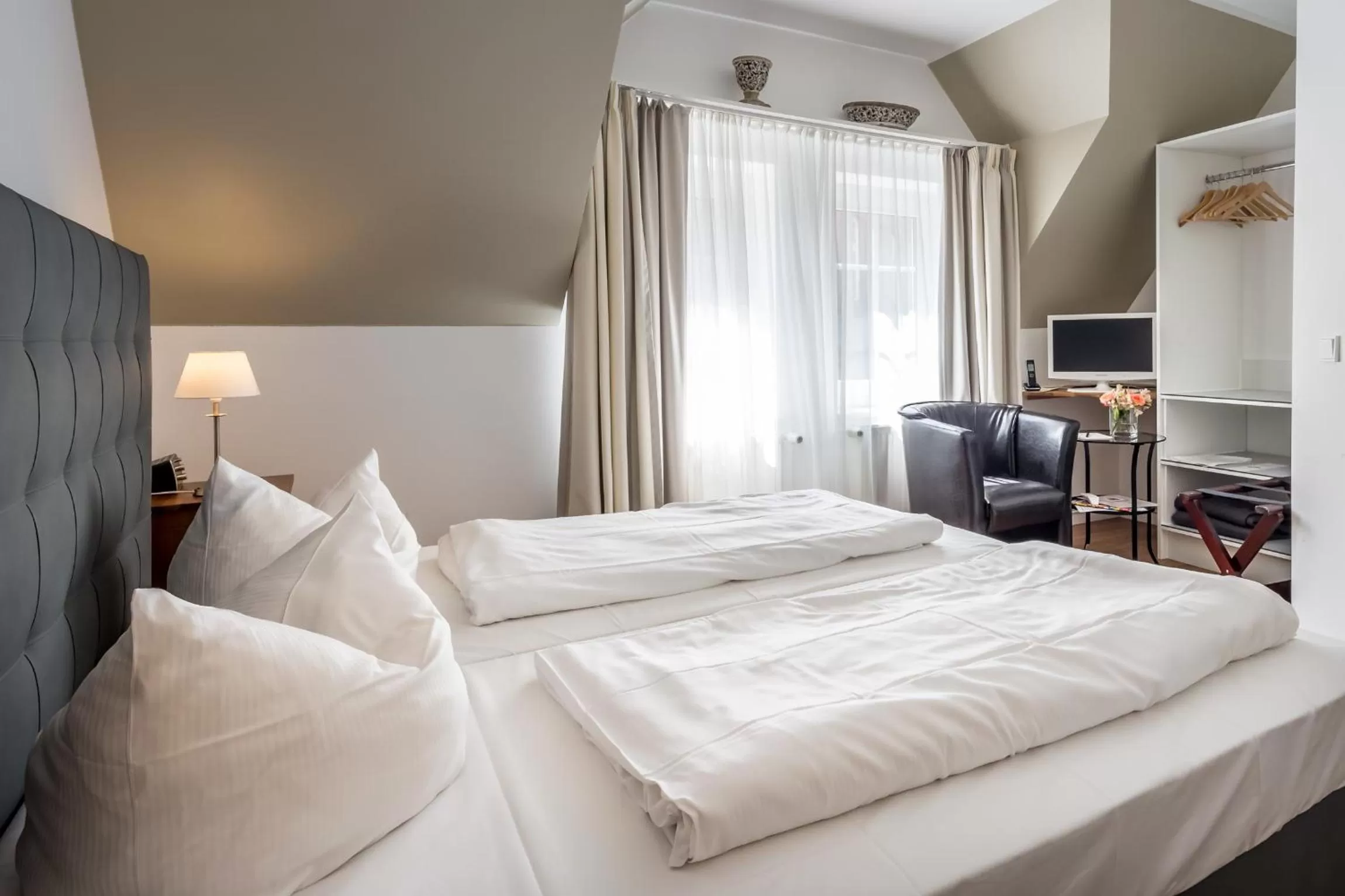 Photo of the whole room, Bed in Hotel Zum Roten Tore