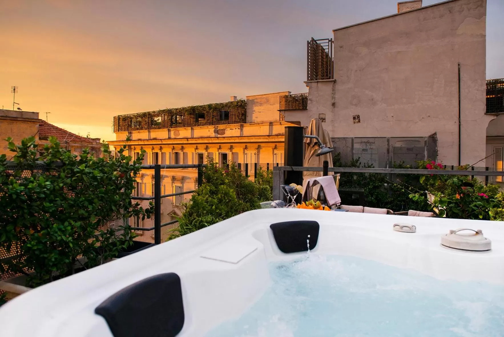 Hot Tub in Hotel 87 eighty-seven - Maison d'Art Collection