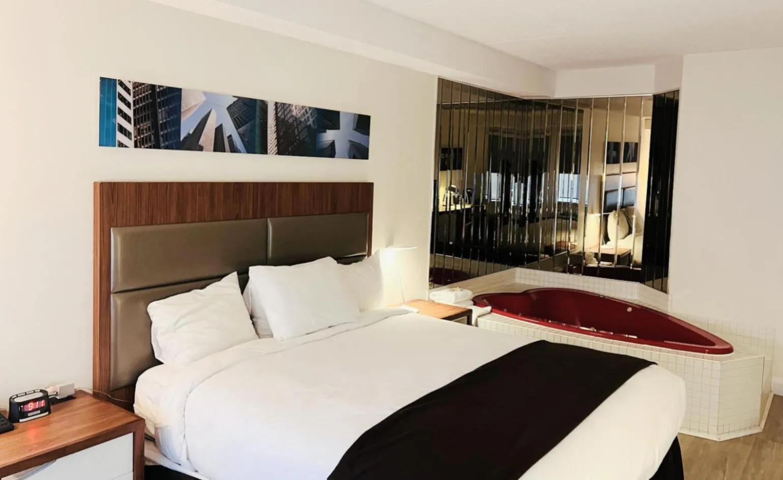 Bed in Travelodge by Wyndham Niagara Falls Lundys Lane