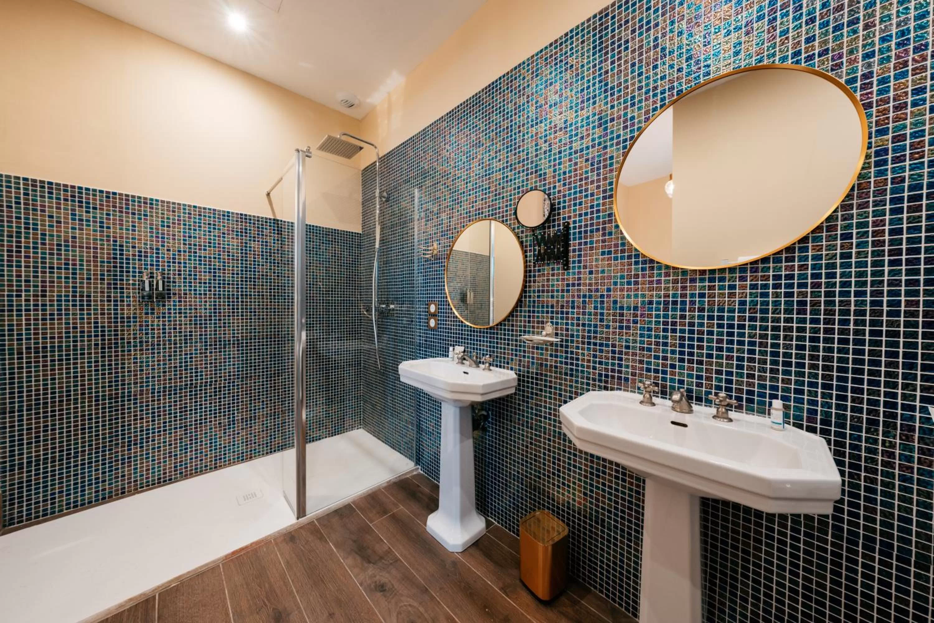 Shower in Le Clos Violette et Le 11 D'Aglaé - Hôtel de Charme Design de Luxe