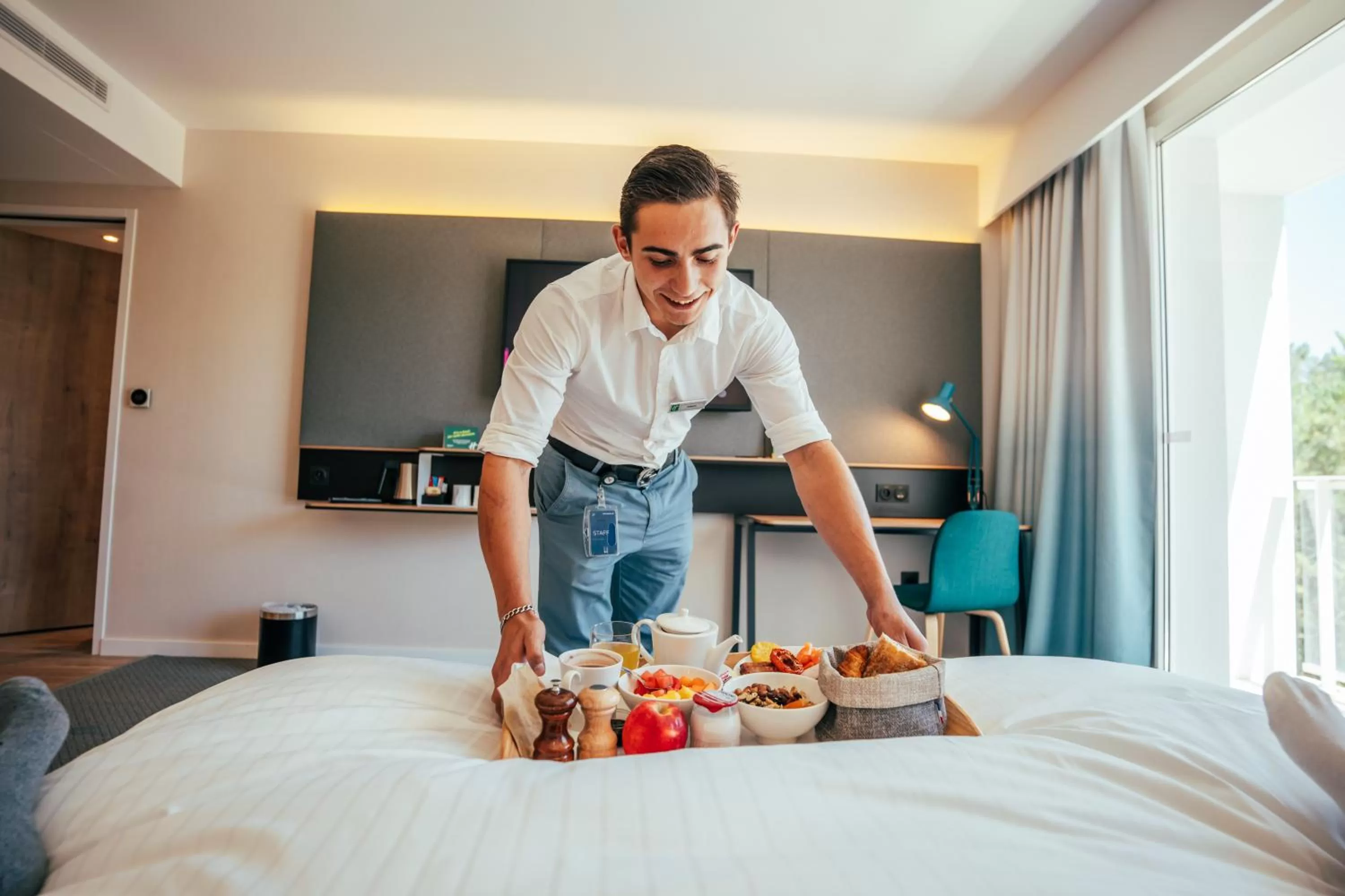 Staff, Bed in Holiday Inn - Bordeaux-Merignac by IHG
