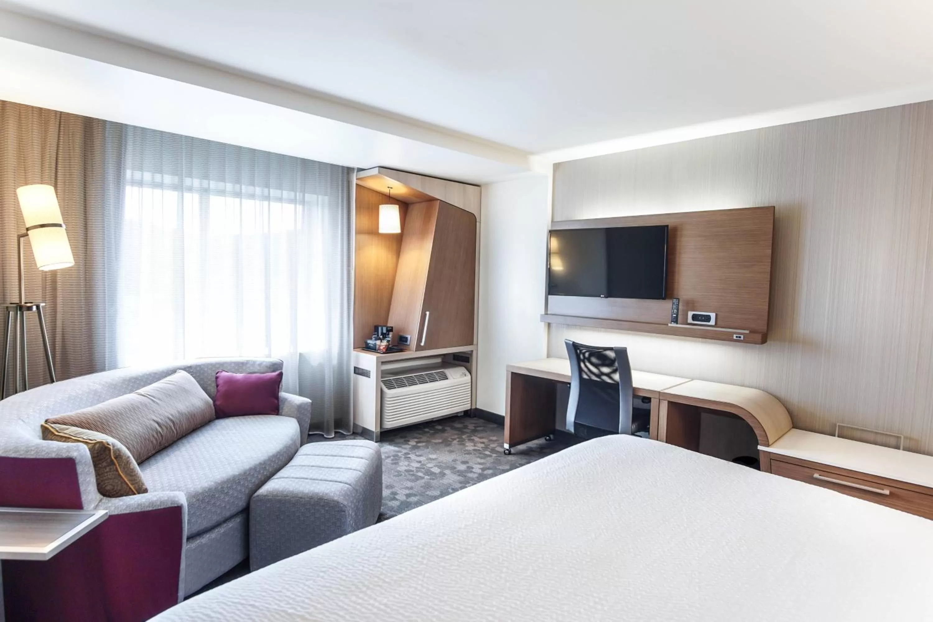 Photo of the whole room, Bed in Courtyard by Marriott Lenox Berkshires