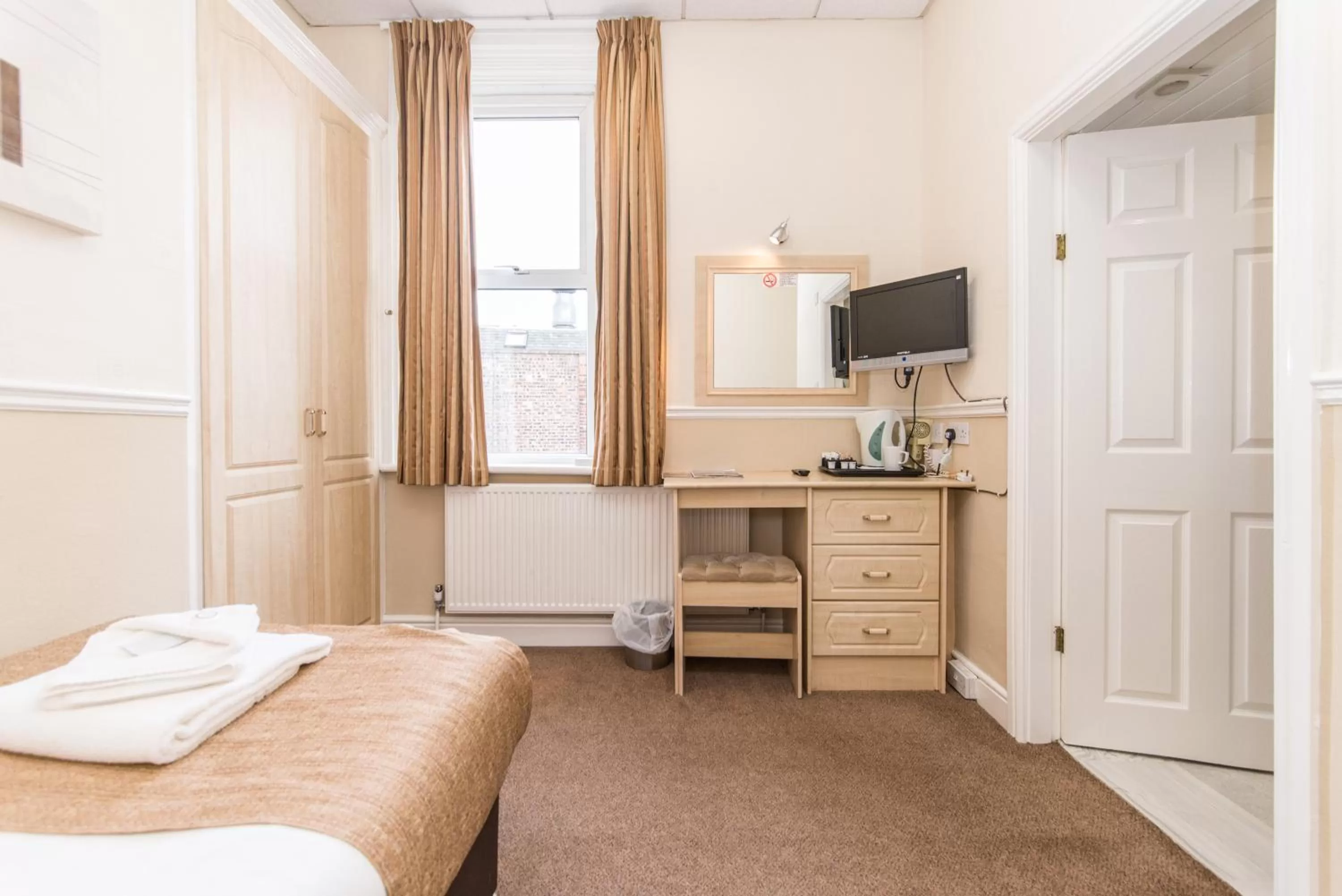 TV and multimedia, Bed in Osborne Hotel