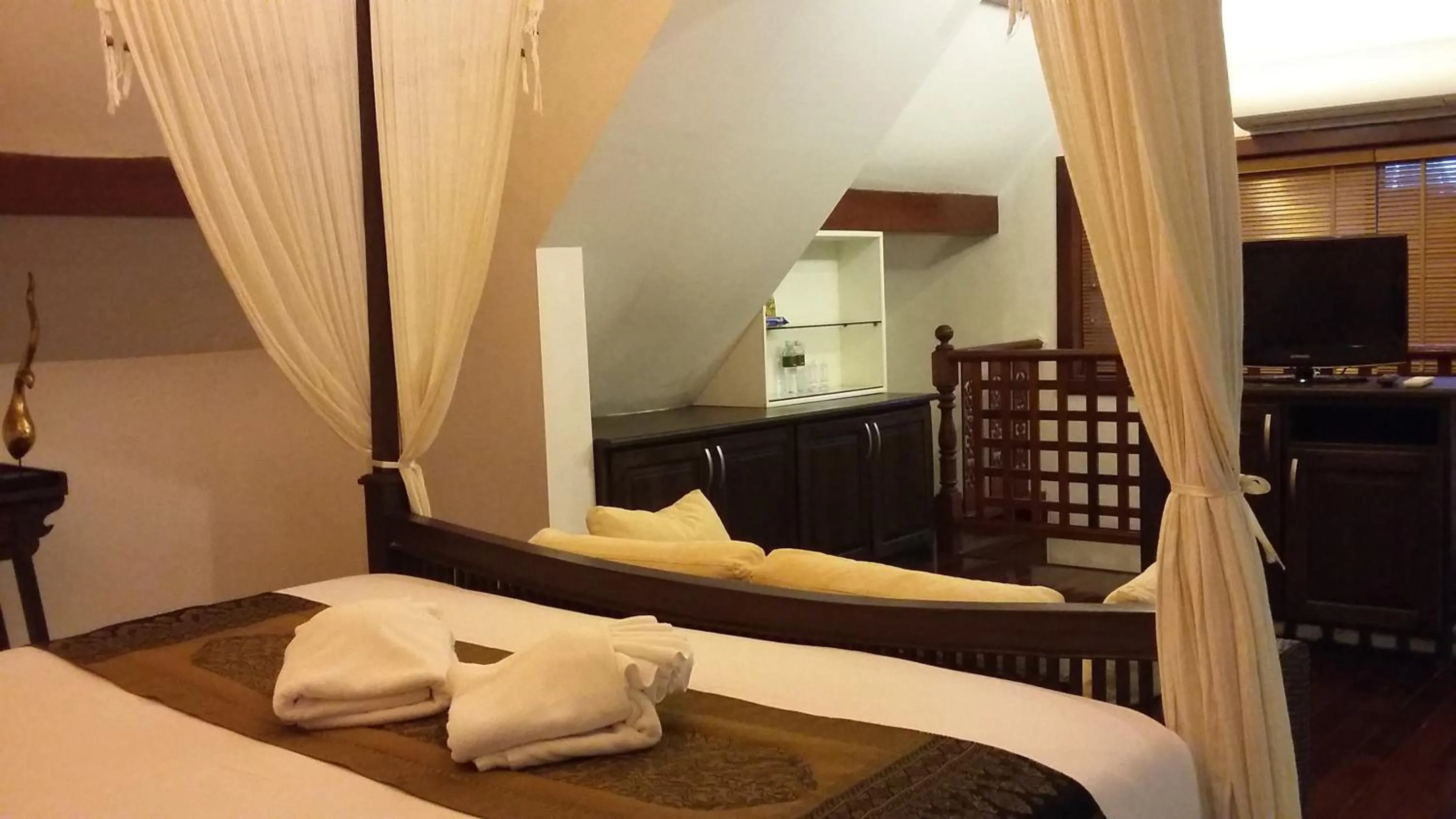 Bed in Royal Phawadee Village Patong - 2 Minutes walk to the beach