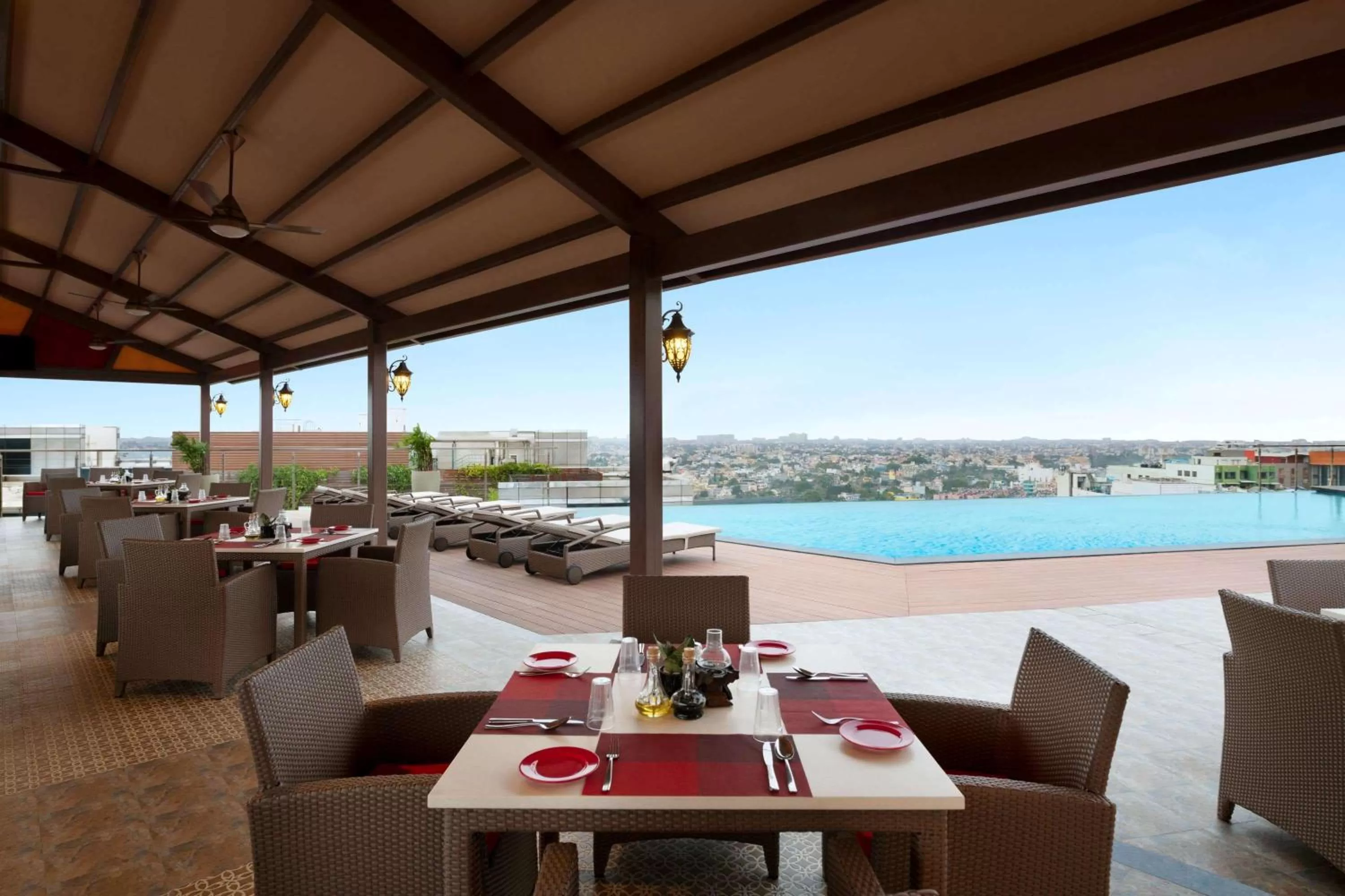 Lounge or bar in Ramada Plaza Chennai