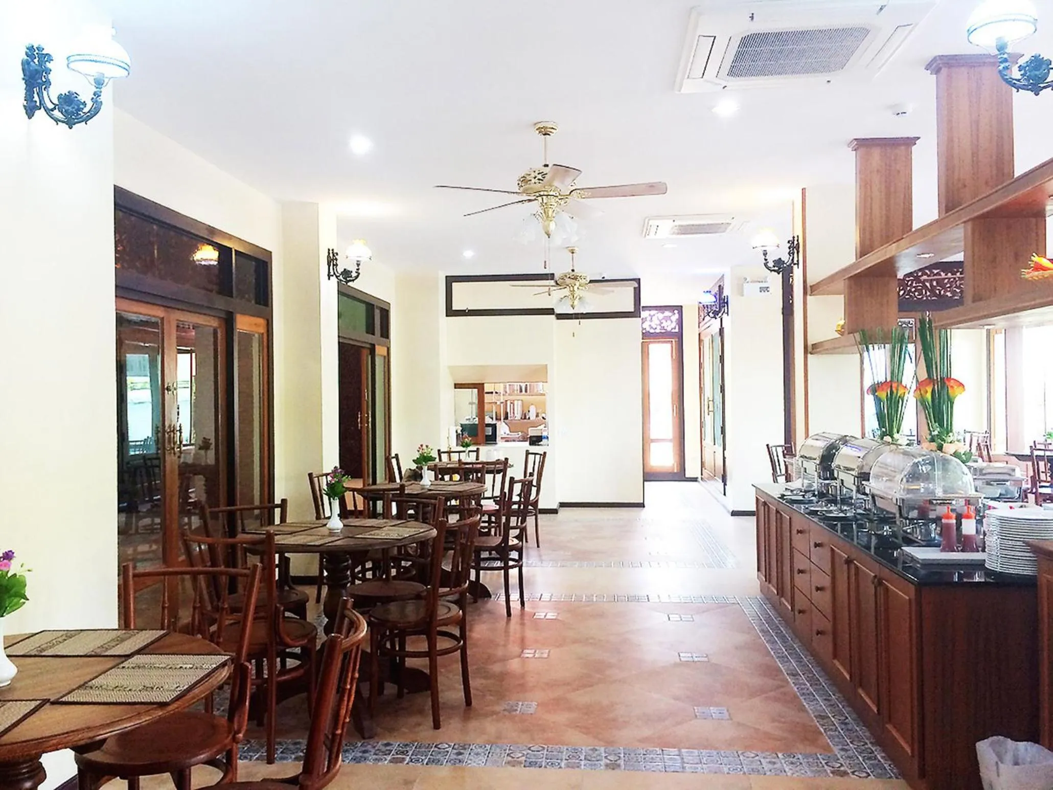 Restaurant/places to eat in i Boutique Hotel