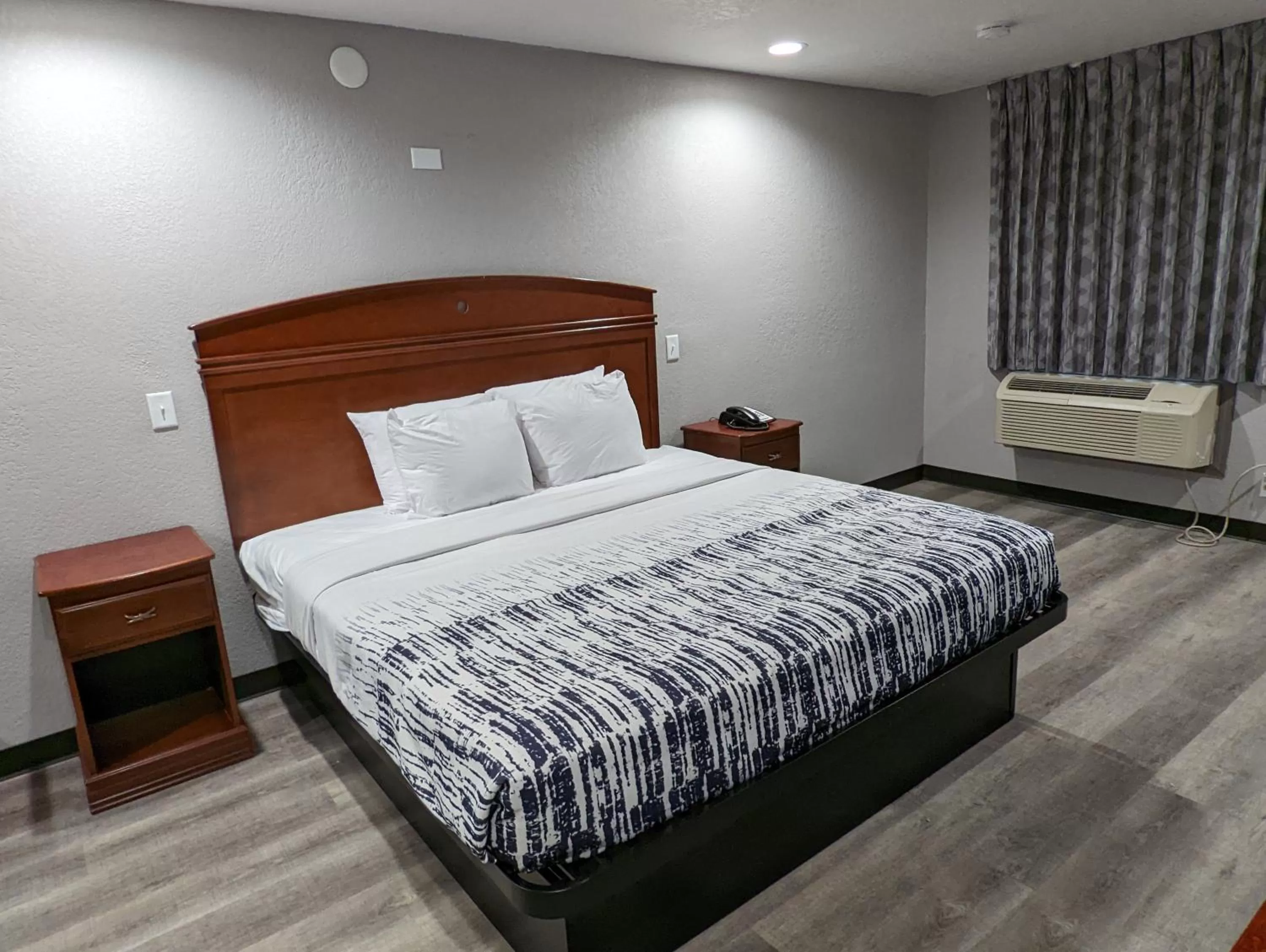 Property building, Bed in OKC Hotel