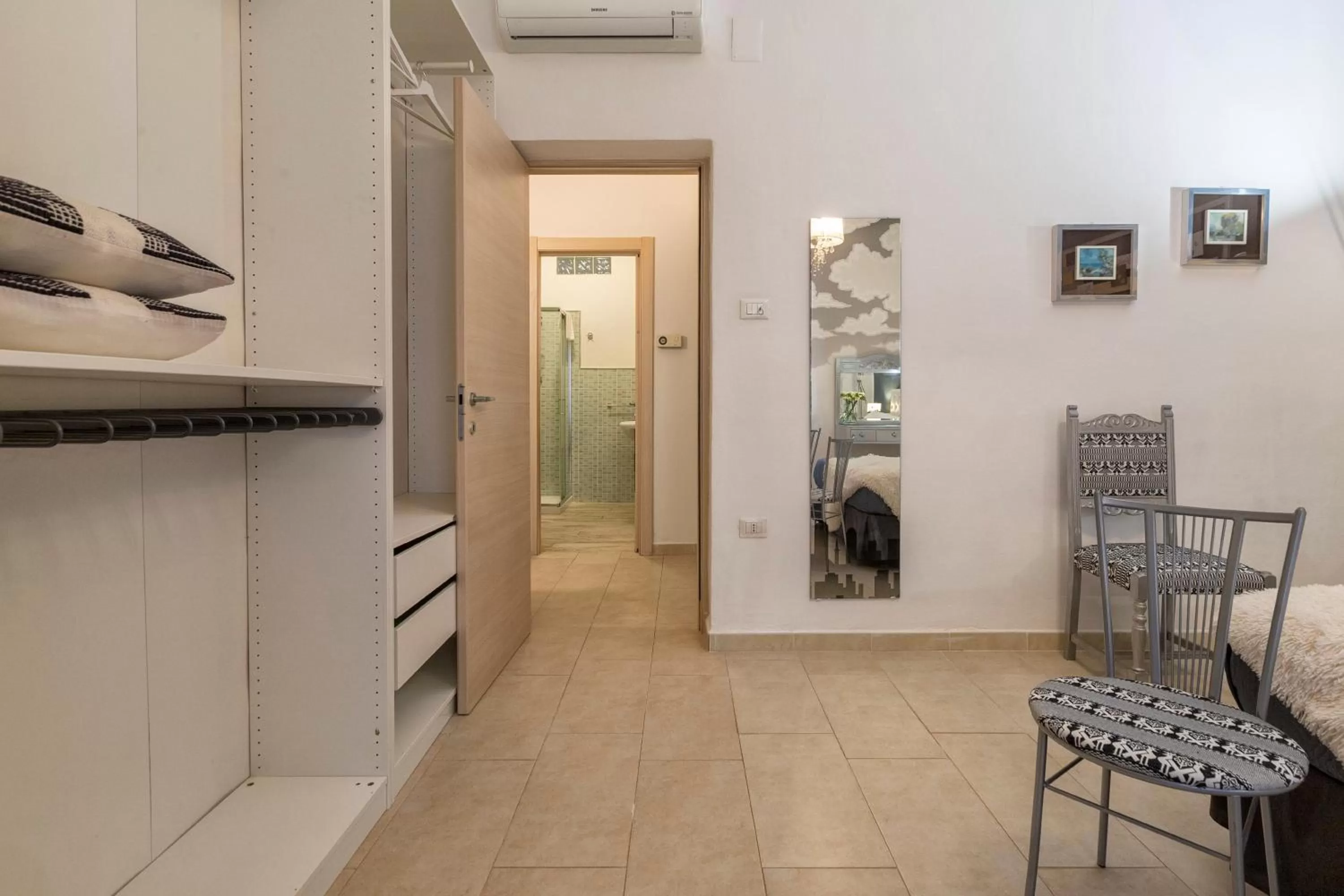 wardrobe, Kitchen/Kitchenette in B&B da Marianna