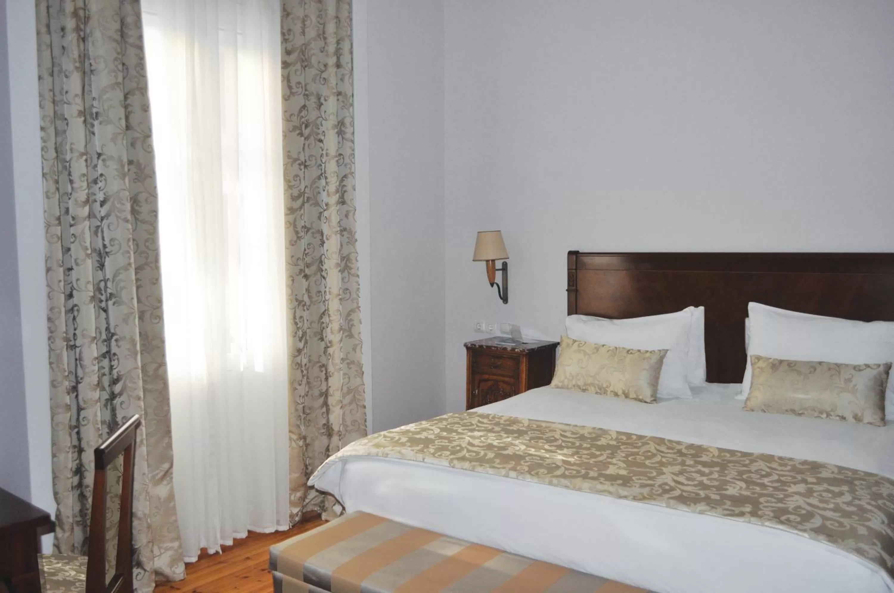 Photo of the whole room, Bed in Capsis Bristol Boutique Hotel