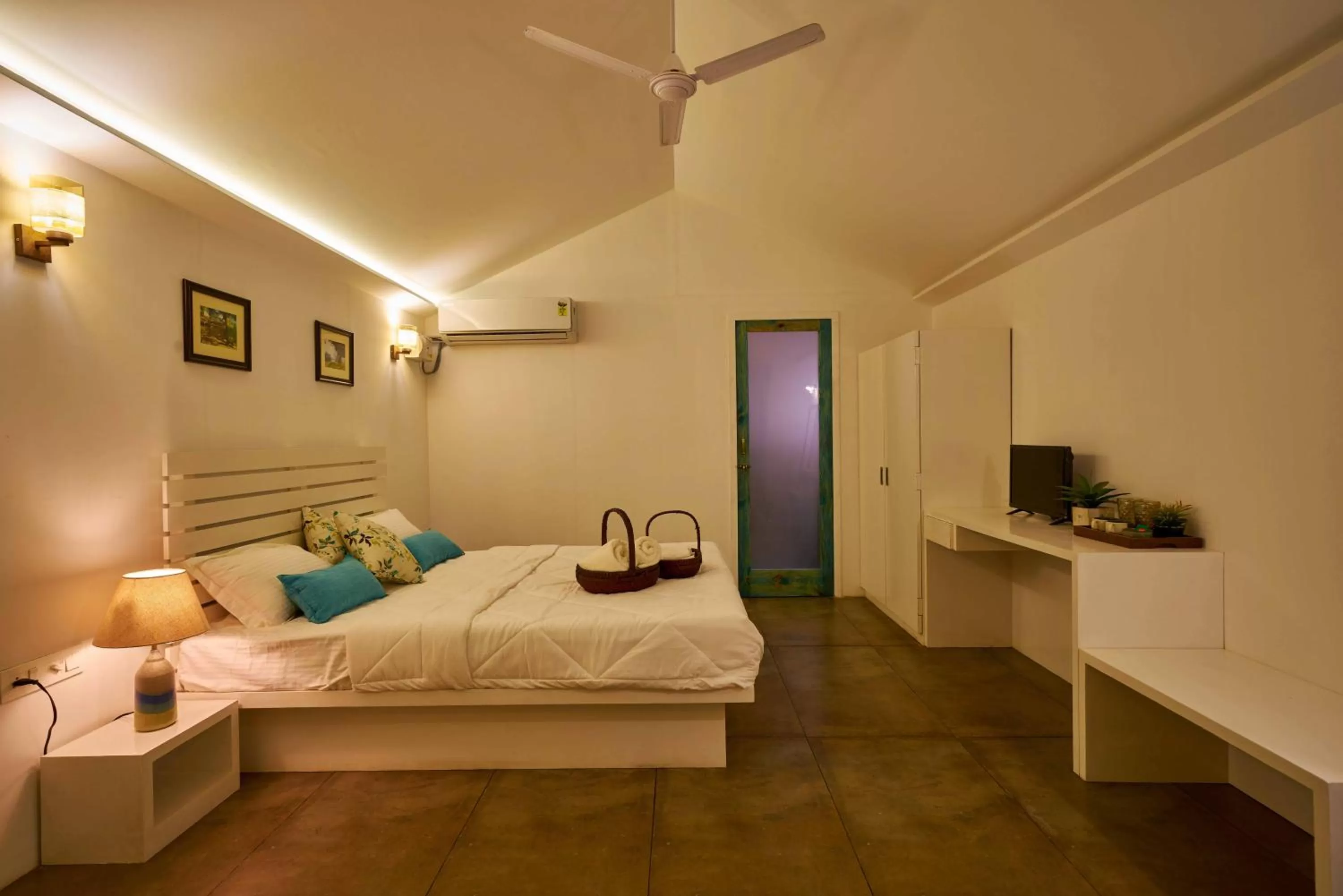 Photo of the whole room, Bed in Blu Resorts