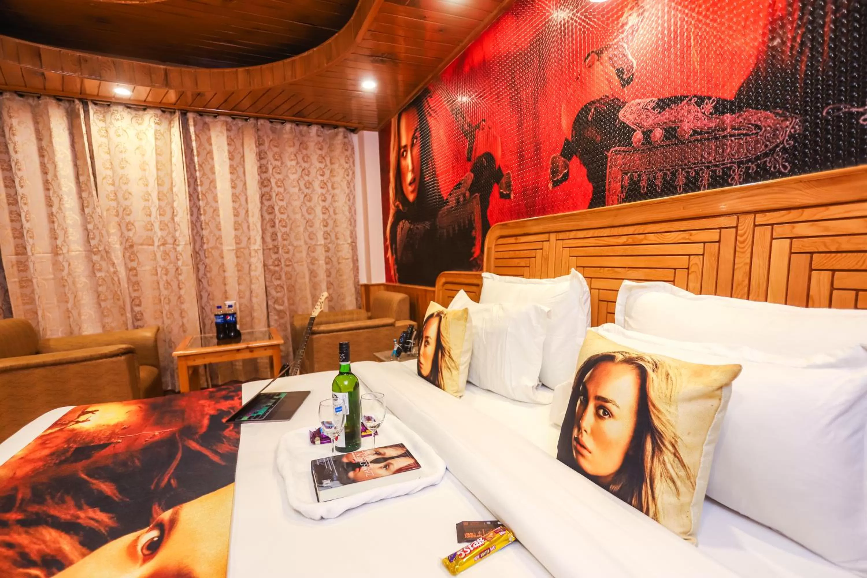 Bed in Hotel Smugglers Mountain View - central heated & air Cooled