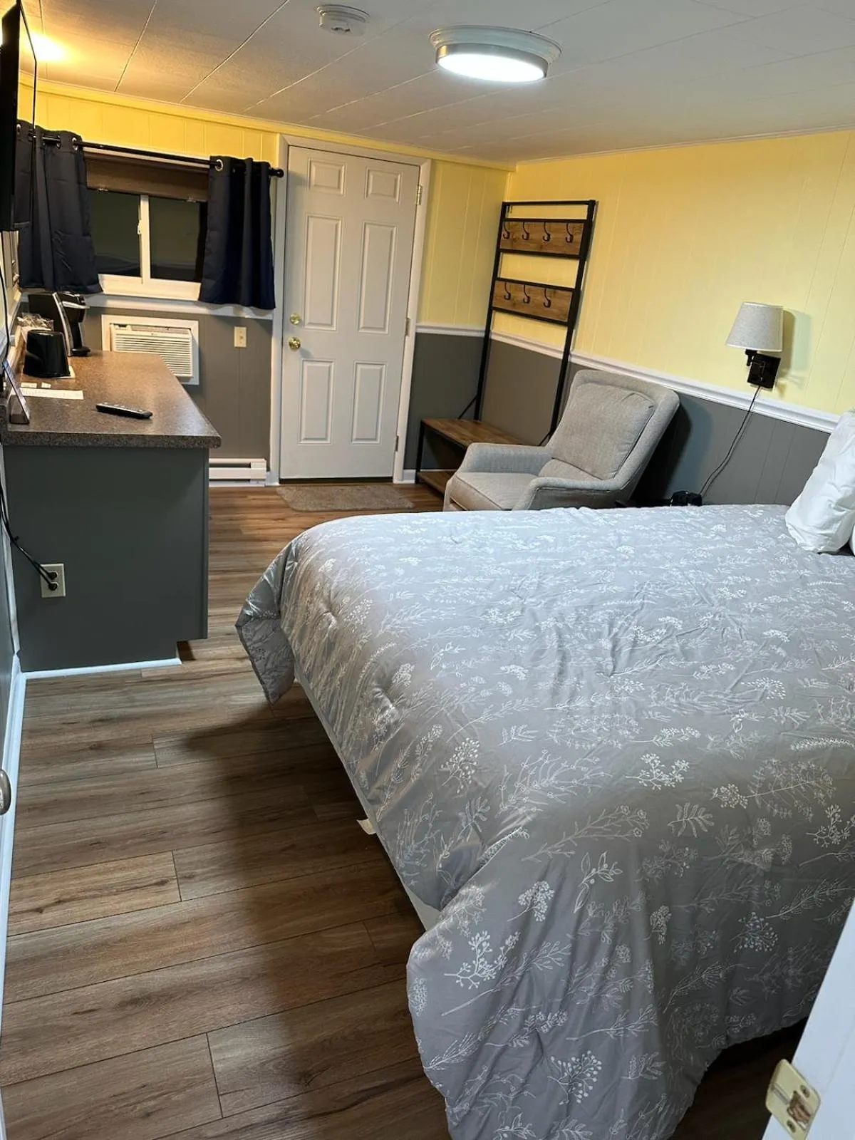 Bed in Sunset Motel at Armand's Gardens