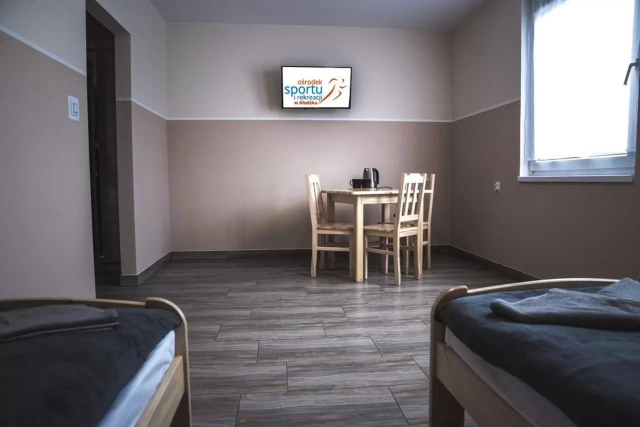 Twin Room with Shower in Dom Wycieczkowy "Na stadionie"