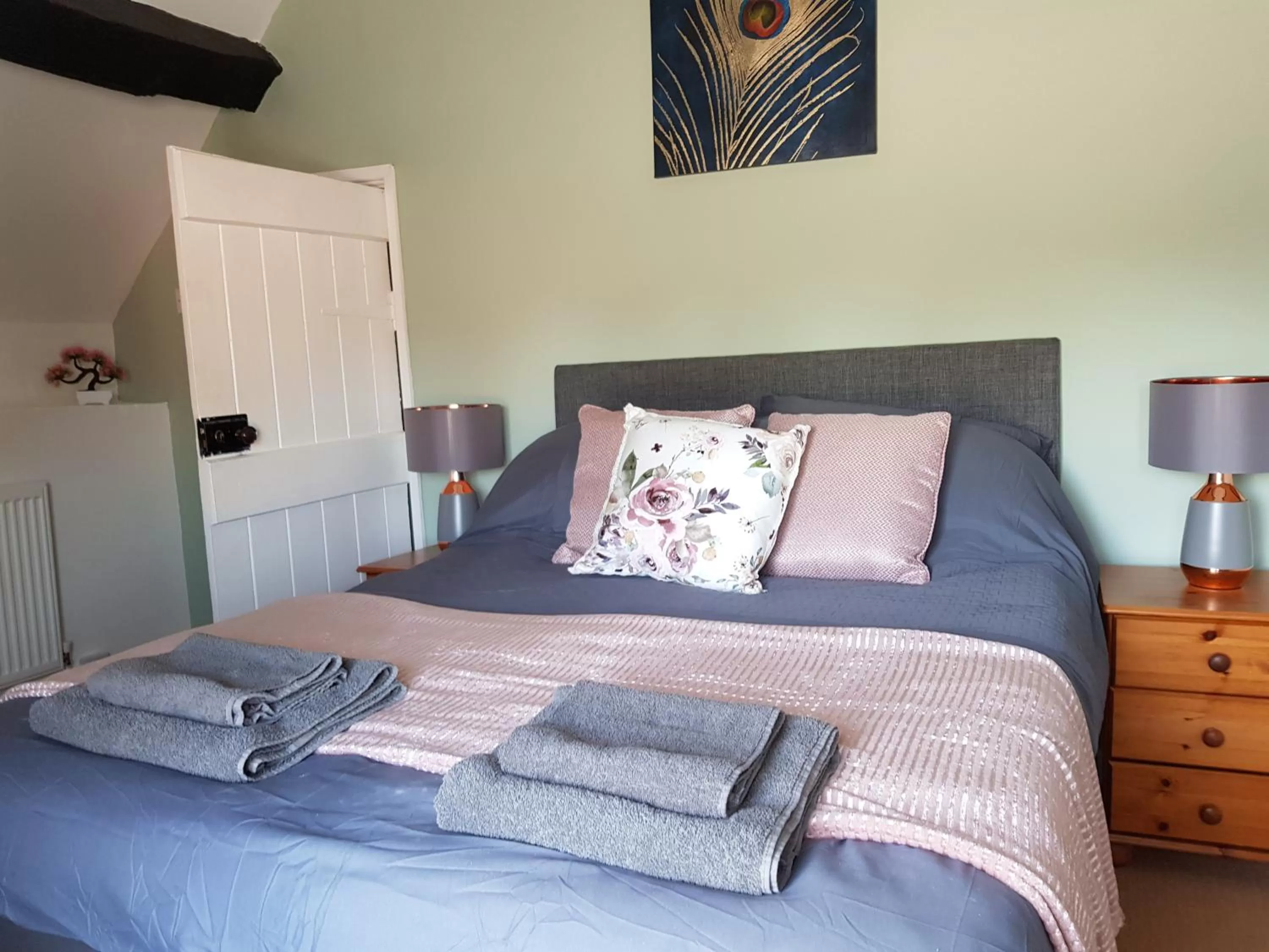 Bed in Wheatsheaf Inn