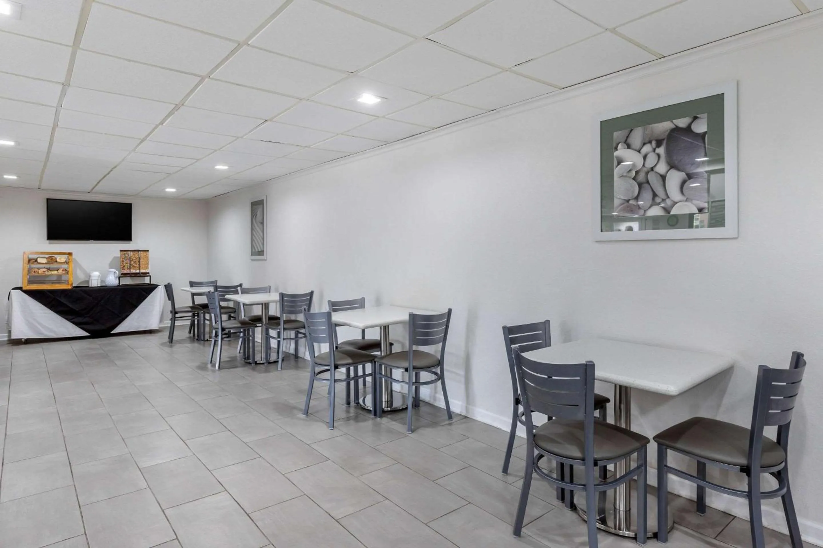 Restaurant/Places to Eat in Suburban Studios at the University