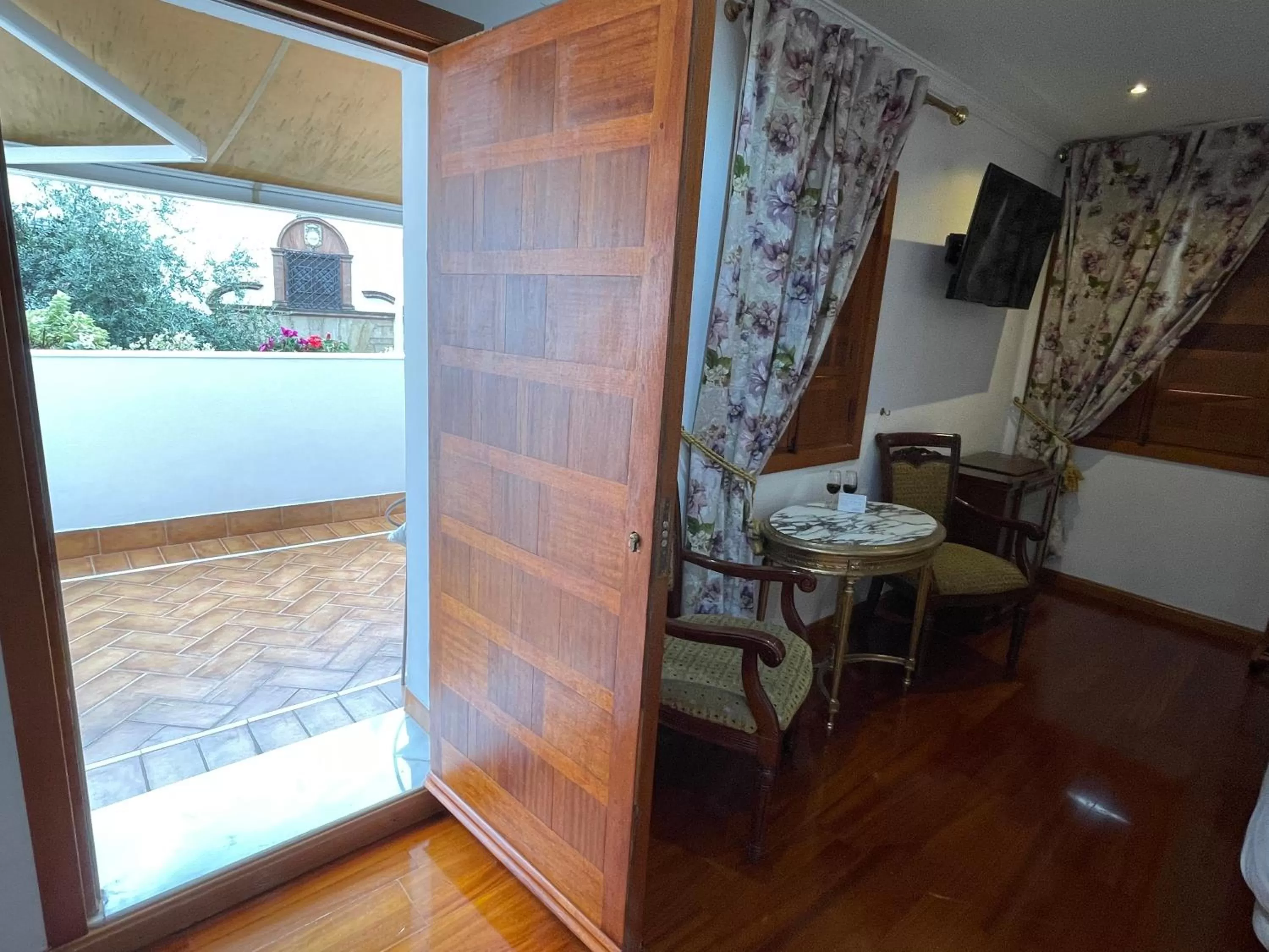 Balcony/Terrace, Bathroom in La Llave de la Judería Hotel Boutique