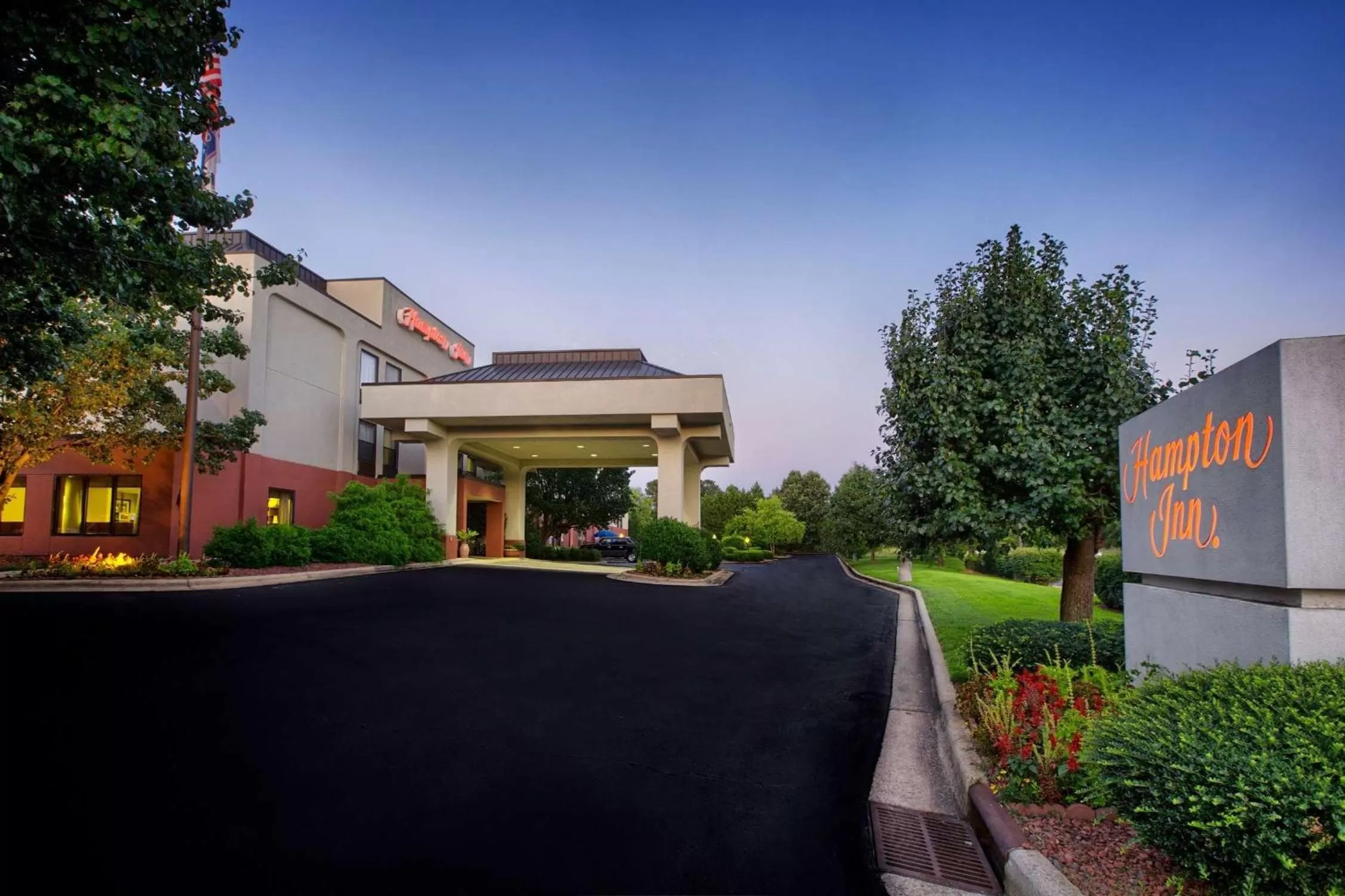 Property building in Hampton Inn Raleigh/Garner