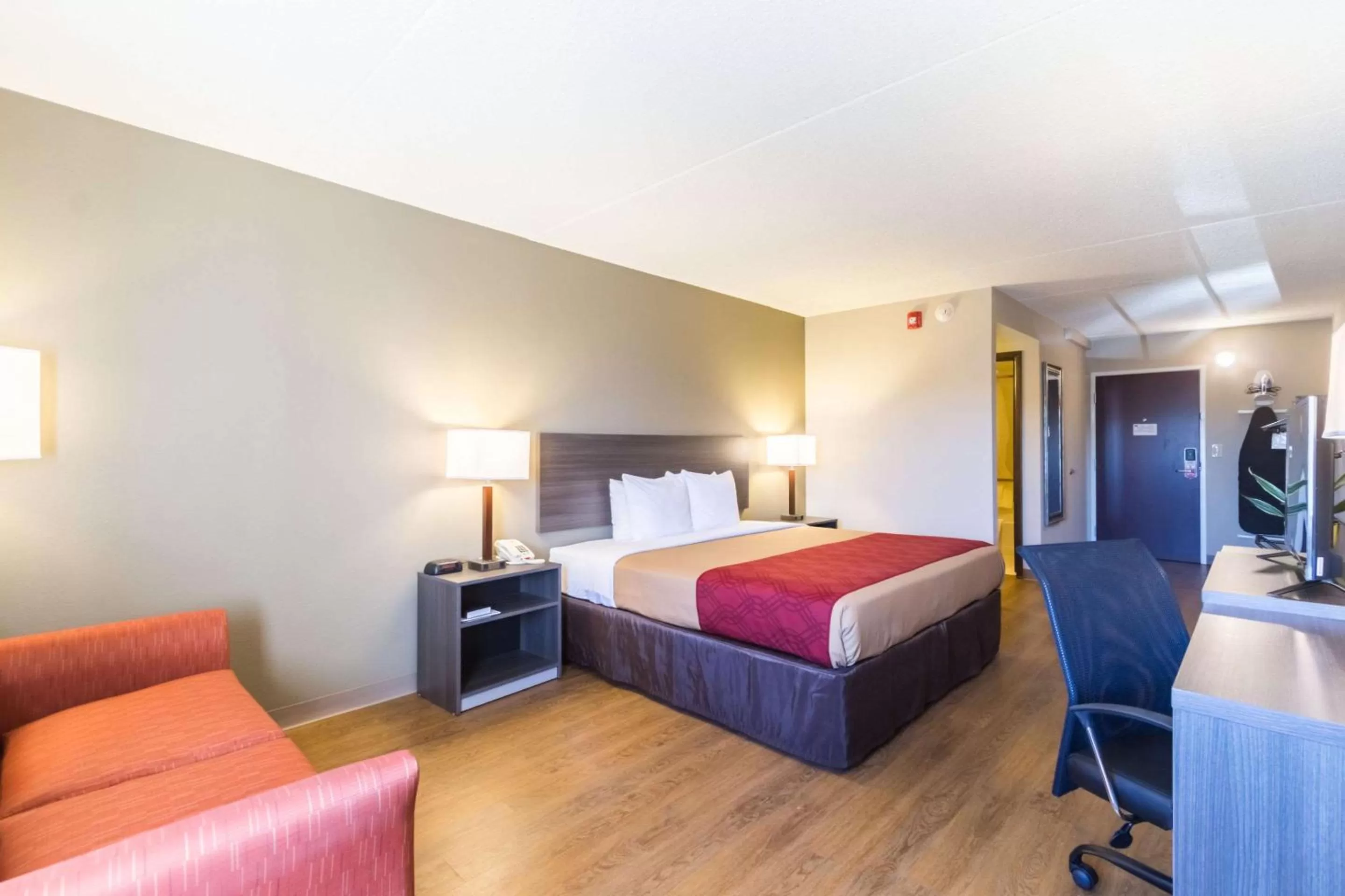 Photo of the whole room, Bed in Econo Lodge Harrisburg - Southwest of Hershey Area