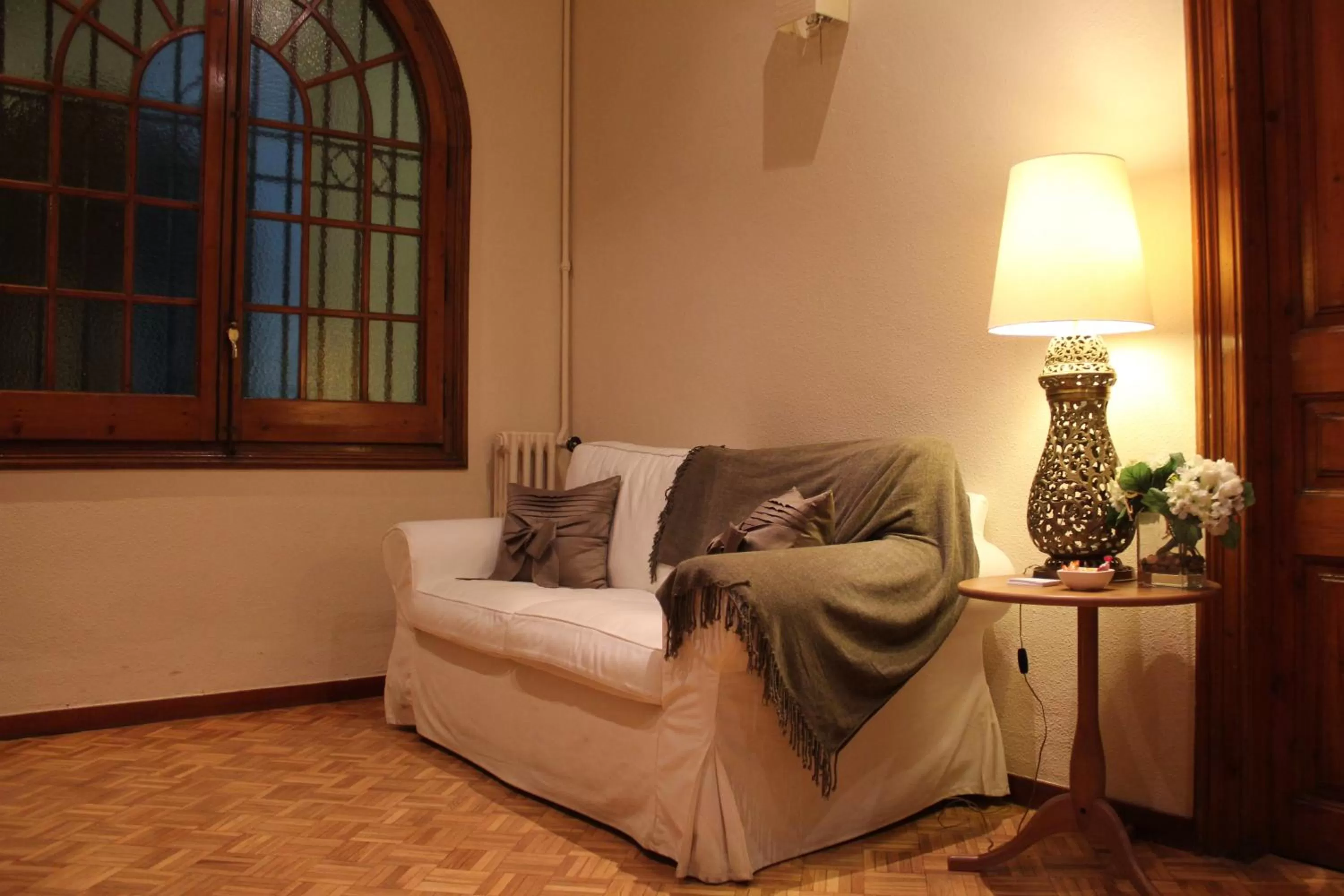 Communal lounge/ TV room, Seating Area in Ally's Bed&Breakfast,