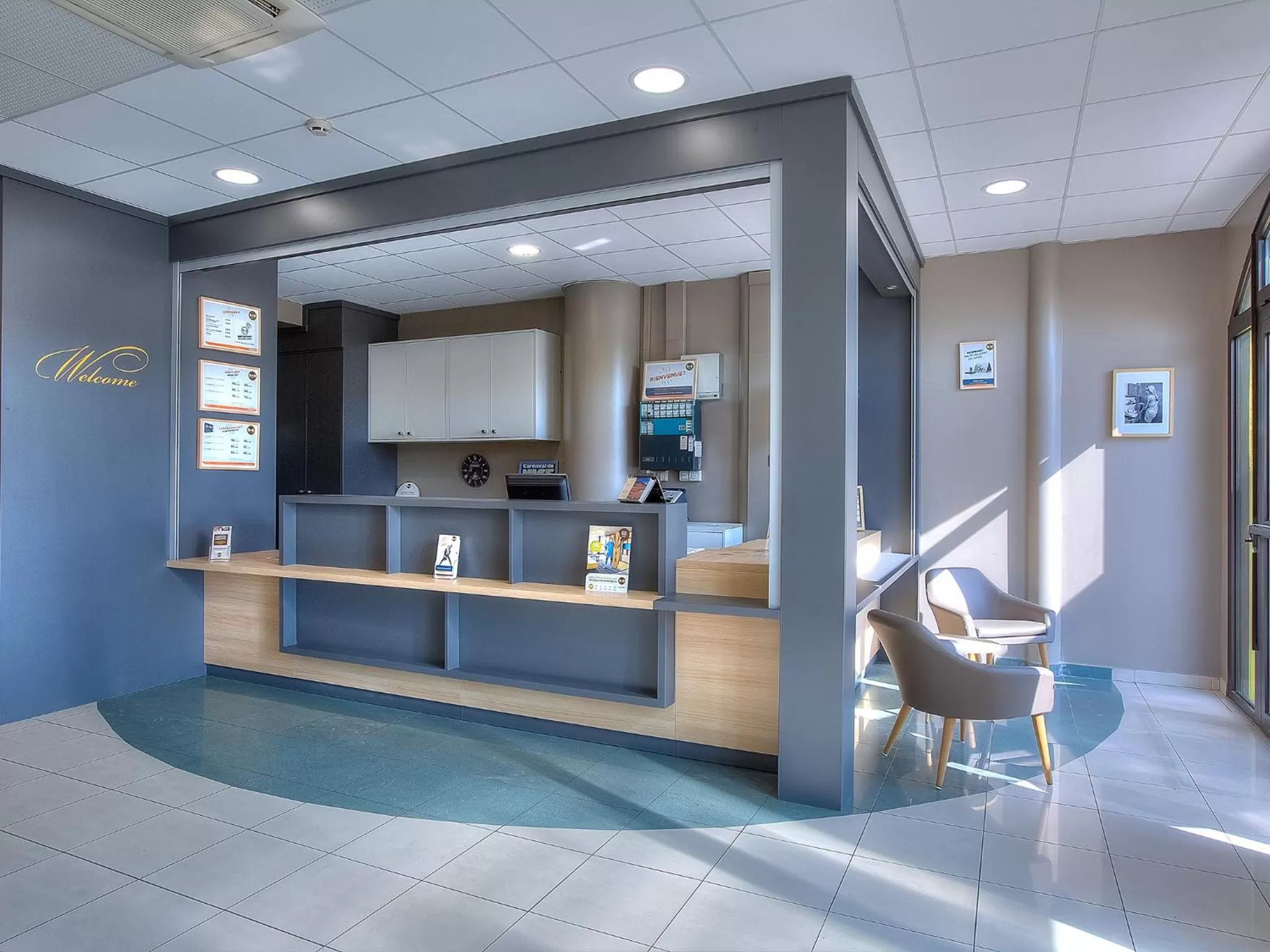 Lobby or reception in B&B HOTEL Villeneuve Loubet Village