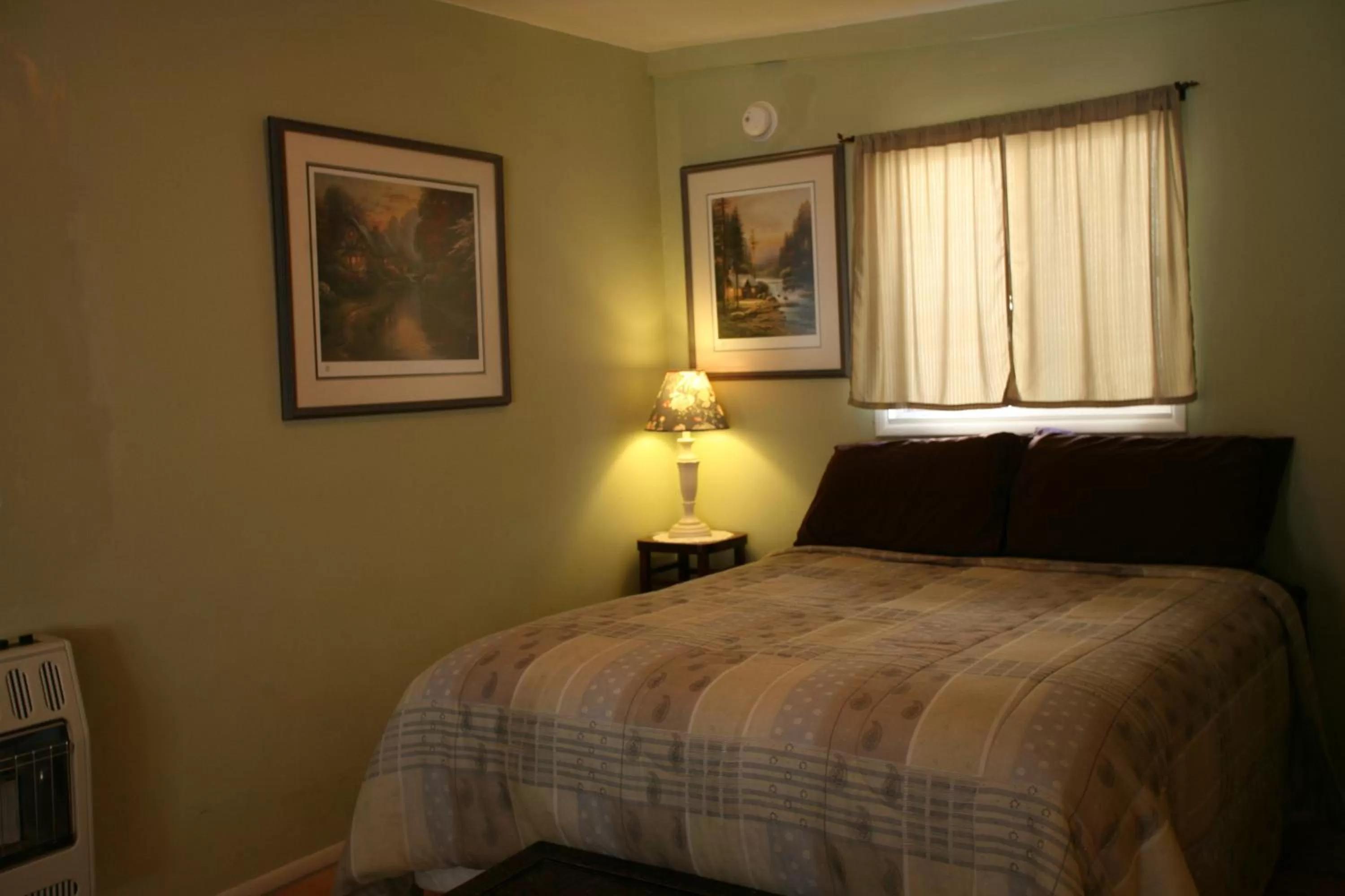 Bed in Spirit Tree Inn B&B