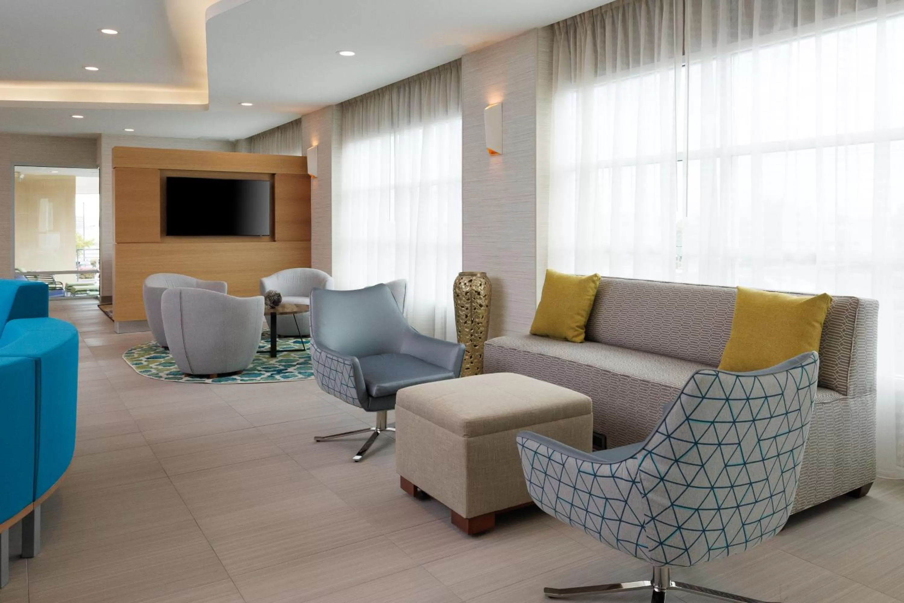 Communal lounge/ TV room in Hyatt Place San Carlos