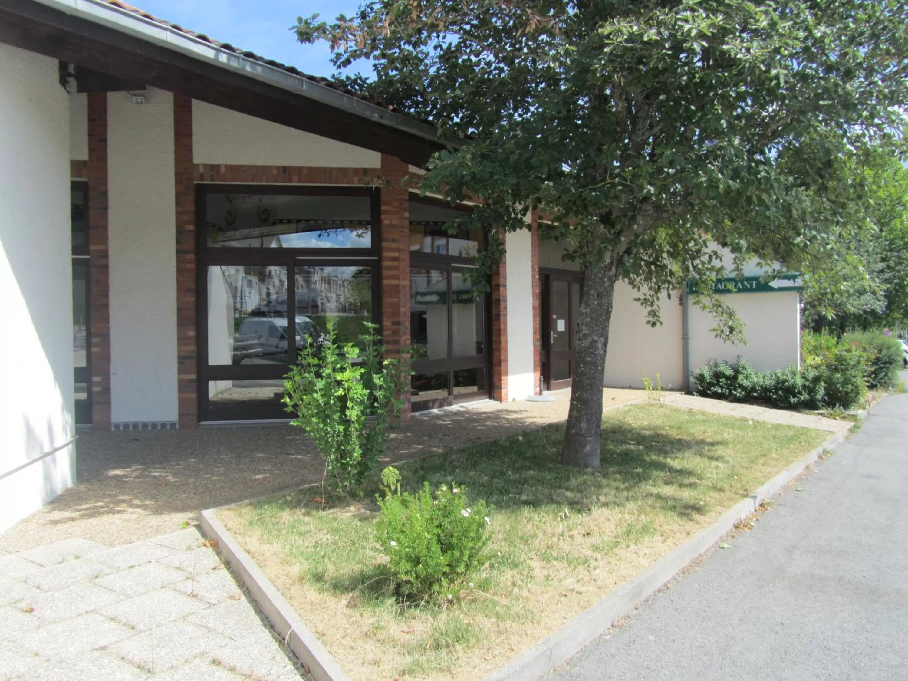 Patio in Hôtel Le Saint Joseph