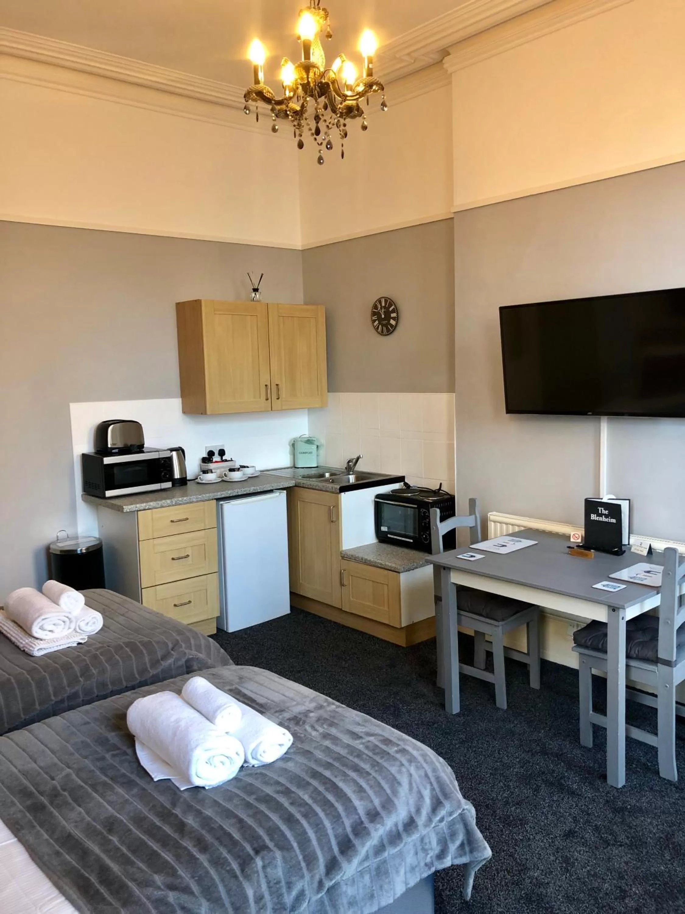 Coffee/tea facilities, TV/Entertainment Center in The Blenheim