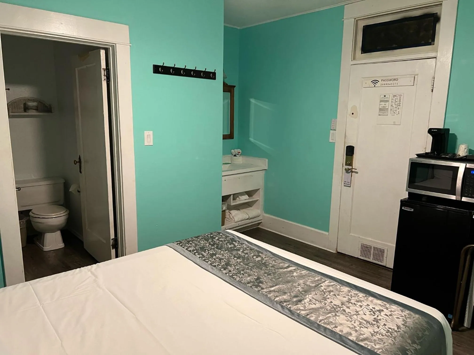 Bedroom, Bed in Americas Best Value Inn Royal Carriage