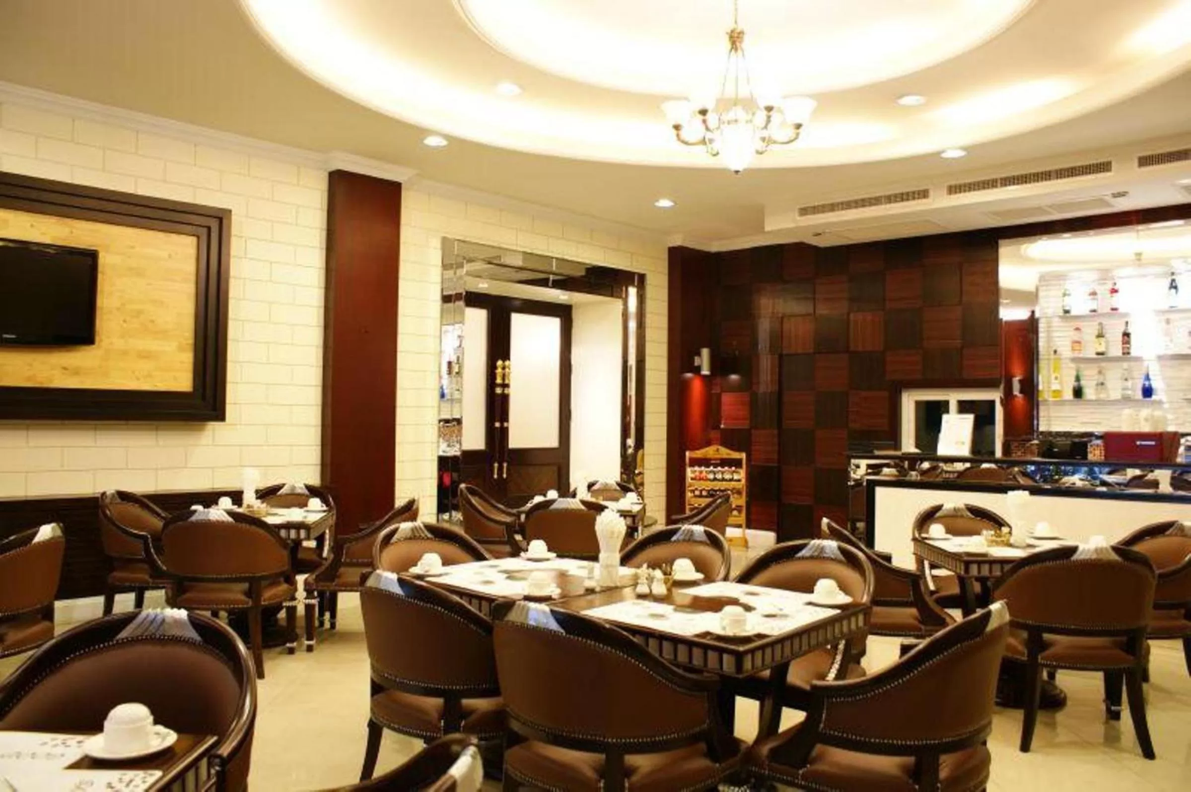 Restaurant/places to eat in LK Residence