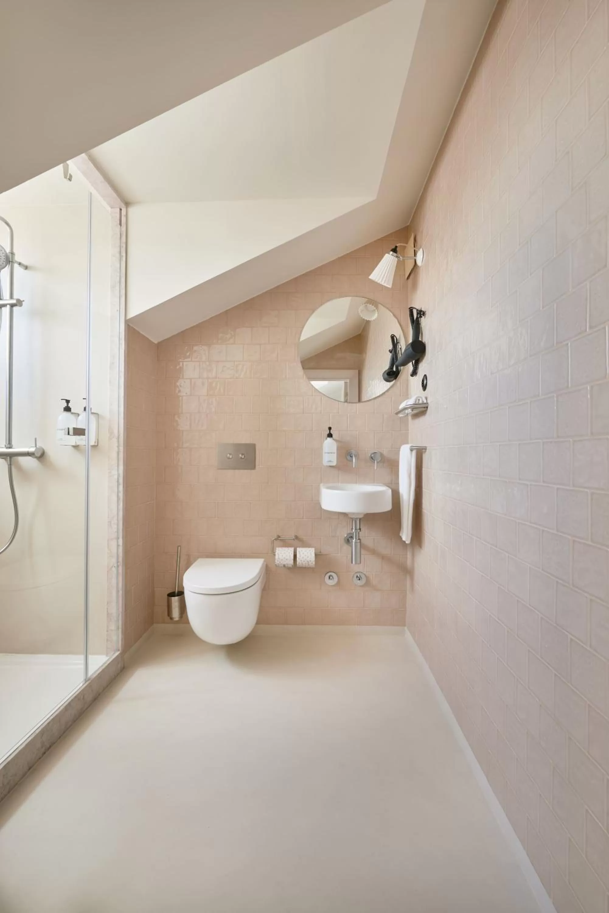 Shower in Cais Urban Lodge