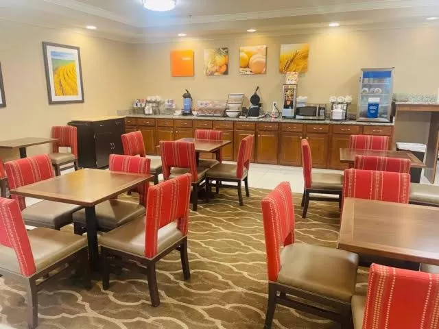 Property building in Comfort Inn Hebron-Lowell Area