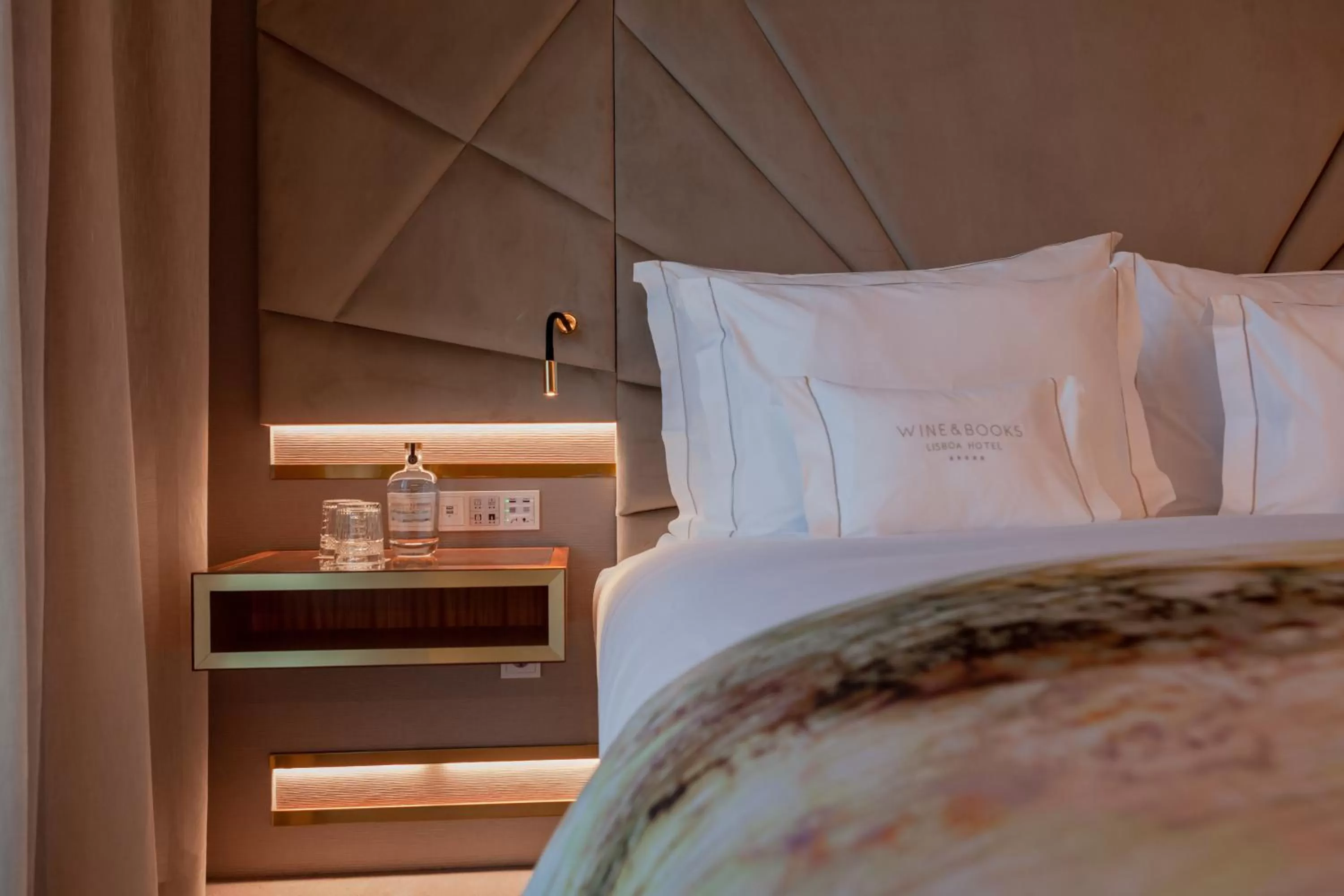 Bed in Wine & Books Lisboa Hotel