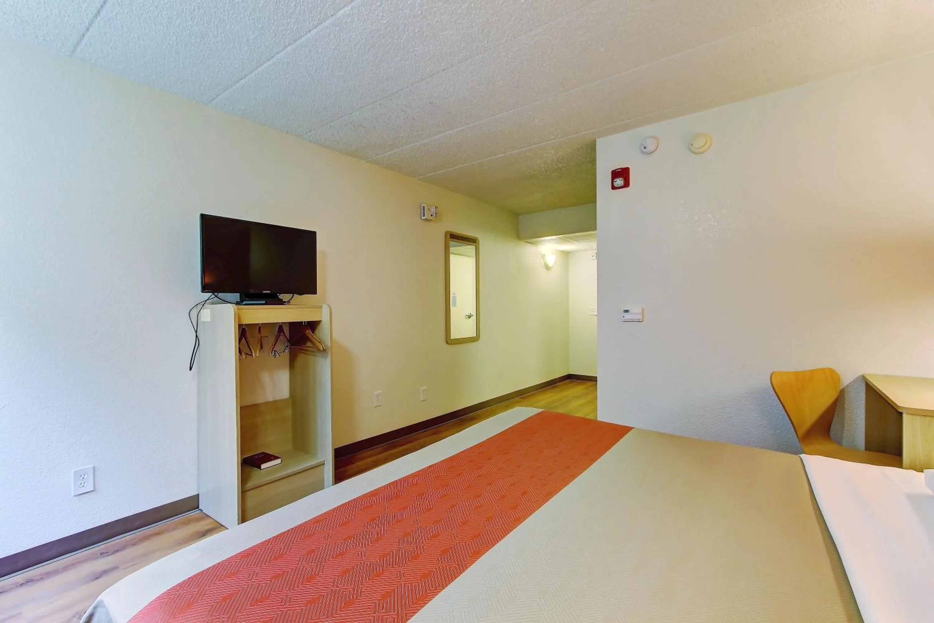 Bedroom, Bed in Motel 6-York, PA - North