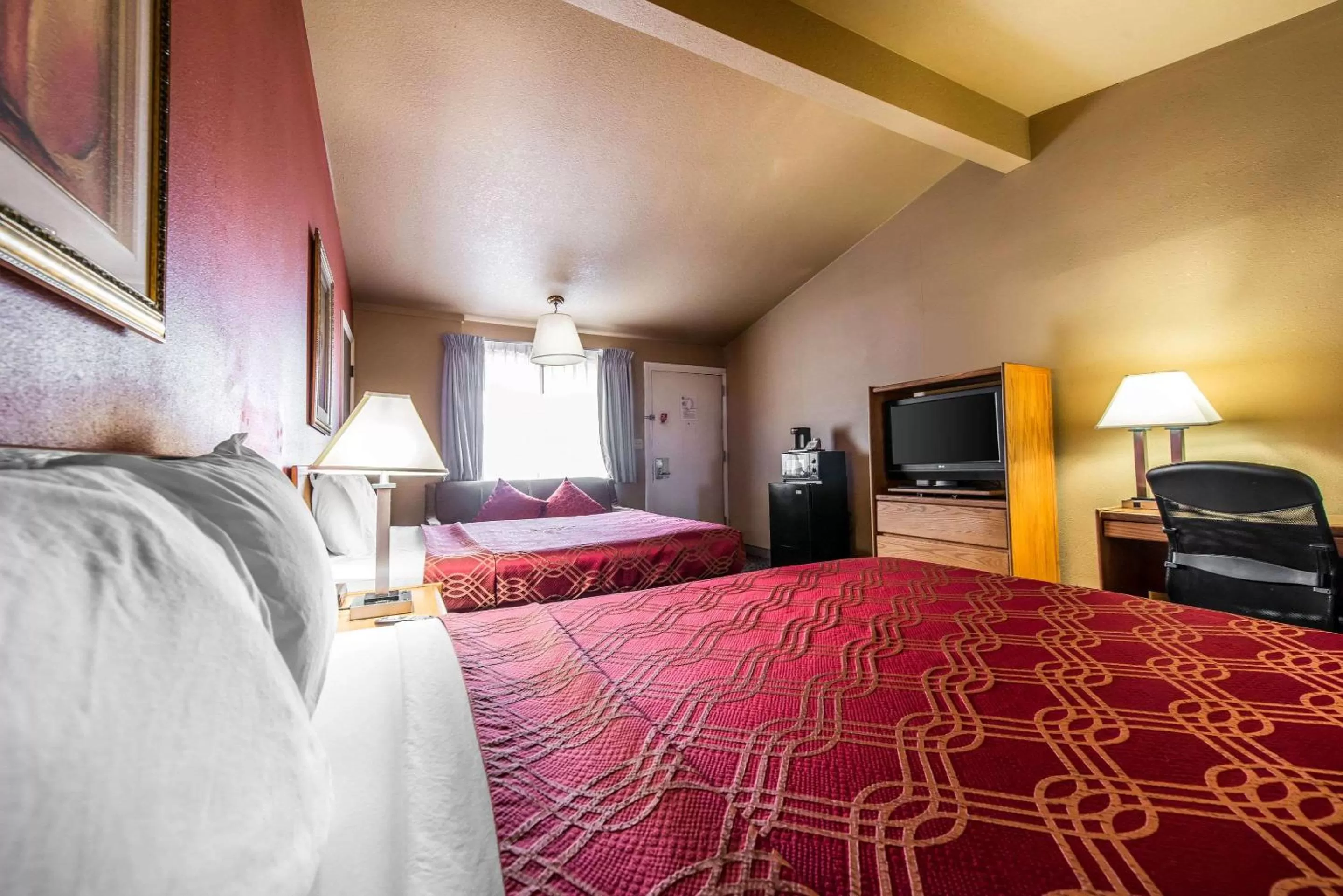 Photo of the whole room in Rodeway Inn