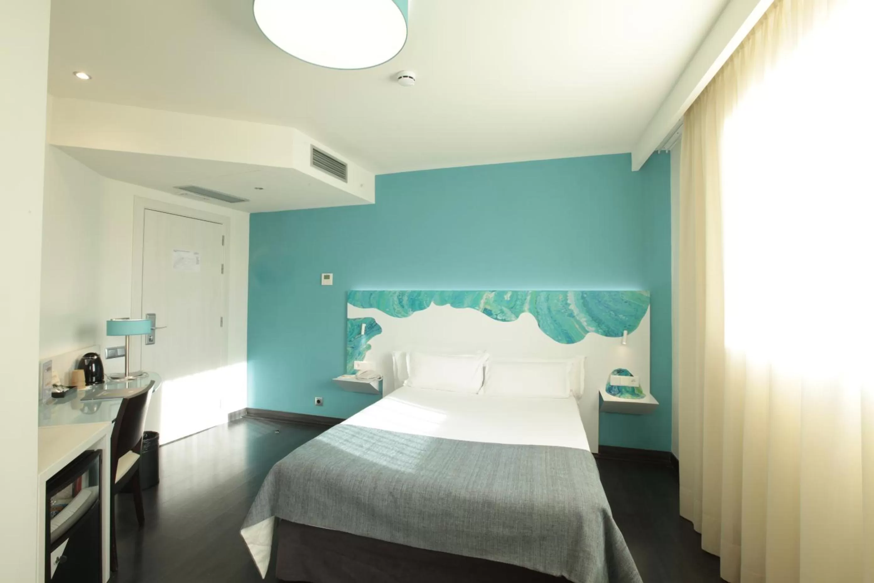 Photo of the whole room, Bed in Hotel Concordia Barcelona