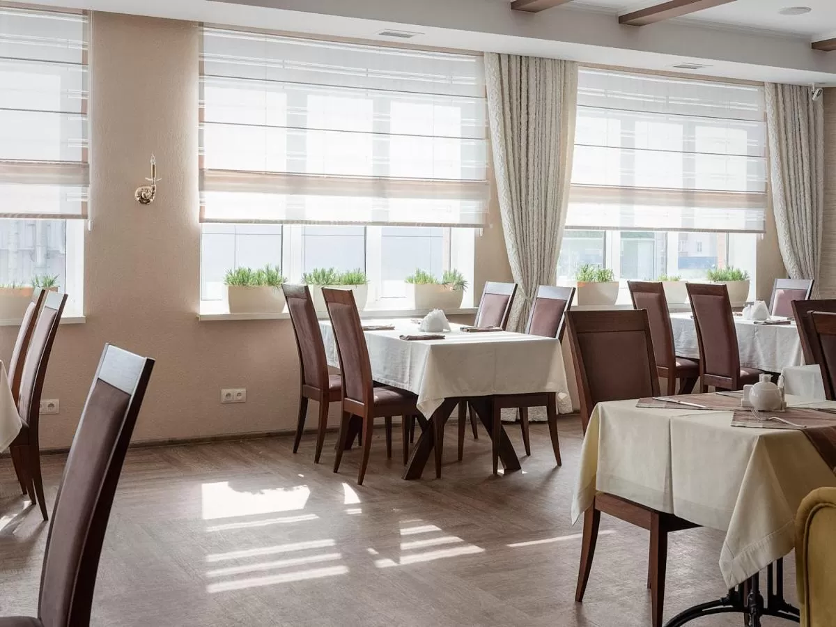 Restaurant/places to eat in Park Hotel