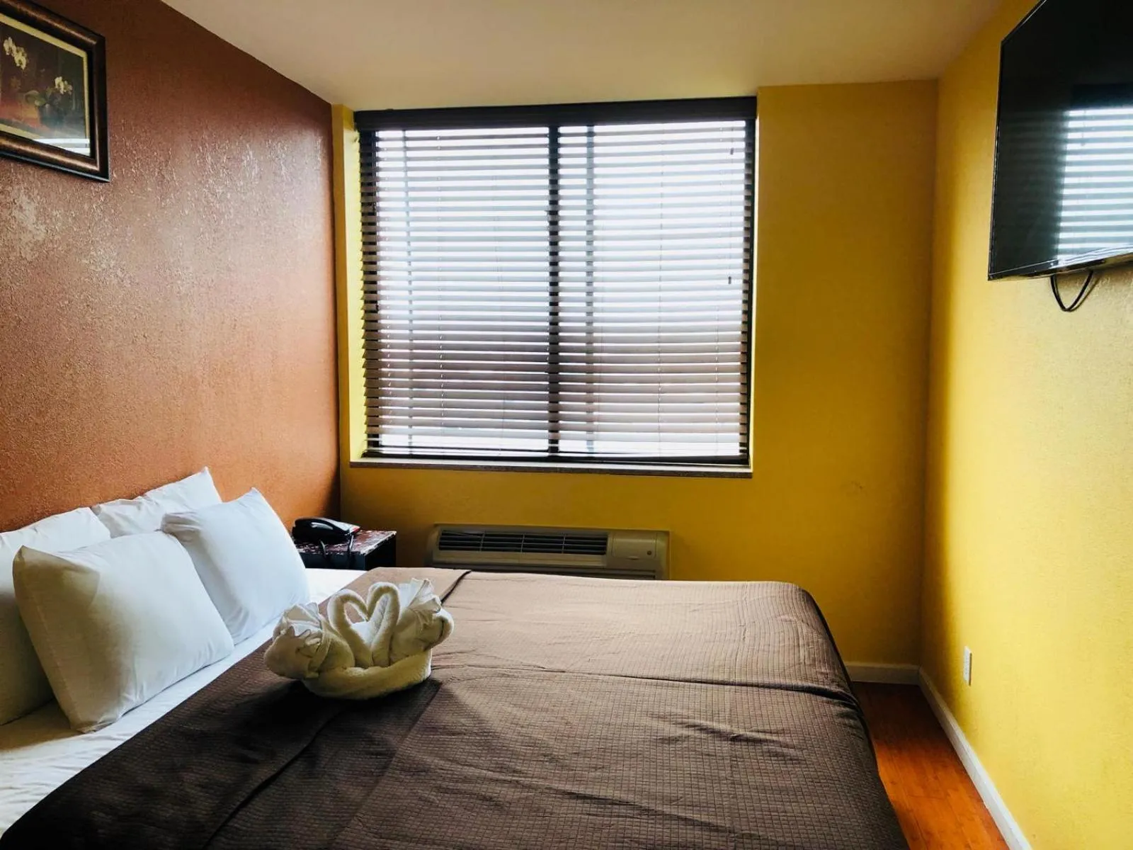 Bedroom, Bed in The Vue Express @ 39th Street