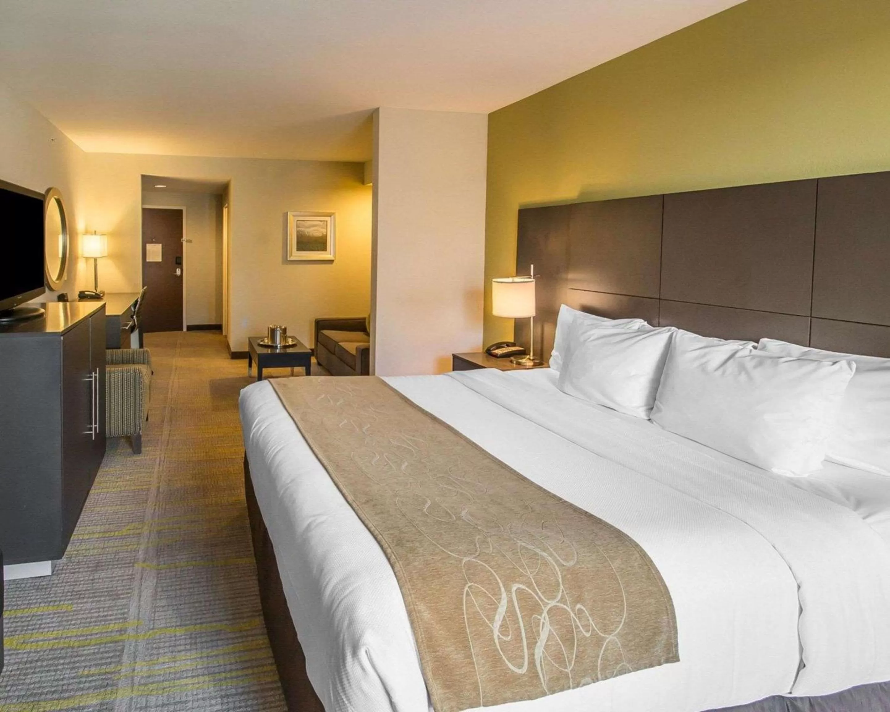 Photo of the whole room, Bed in Comfort Suites Miami Airport North