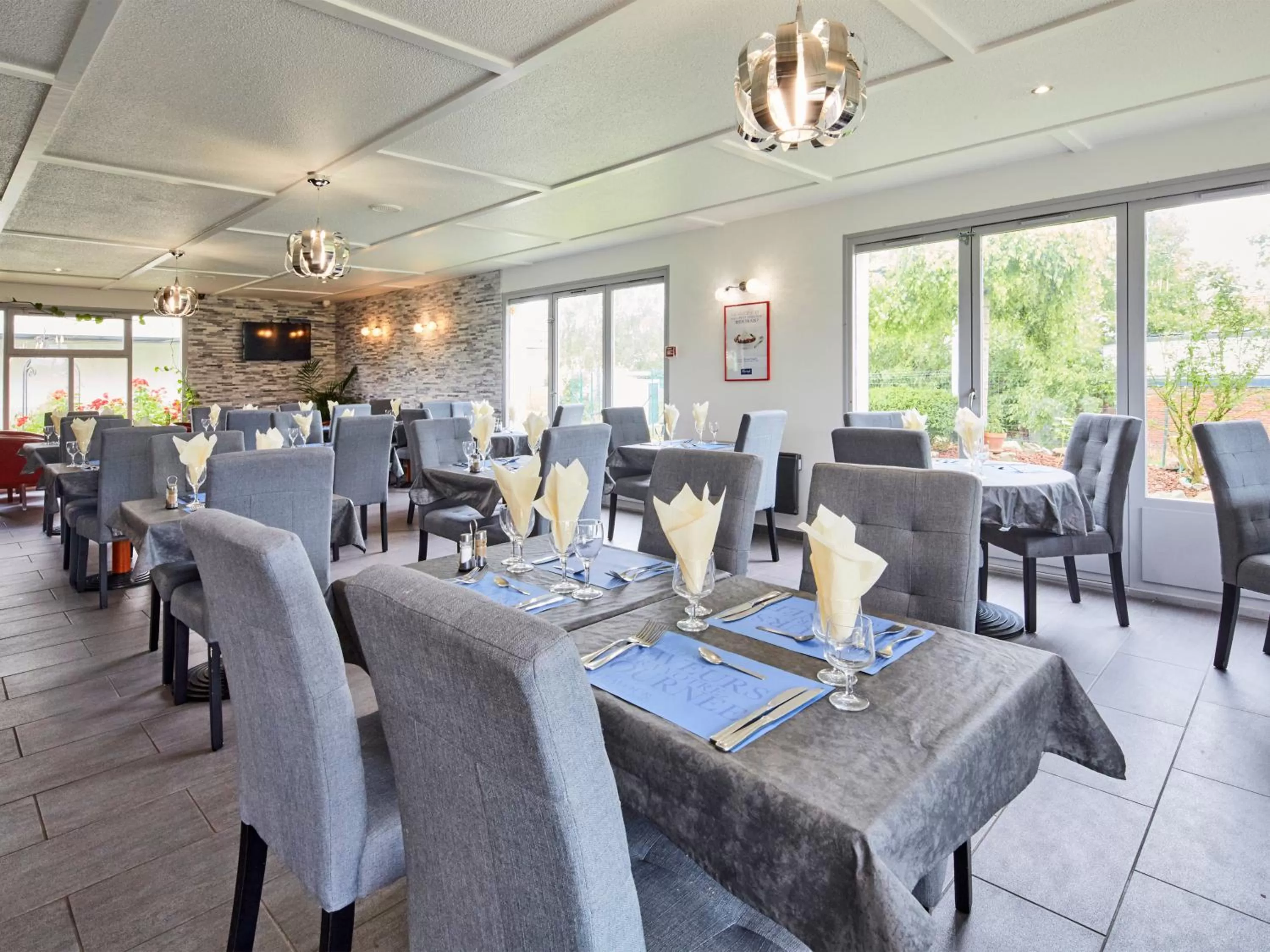 Restaurant/places to eat in Kyriad Cambrai